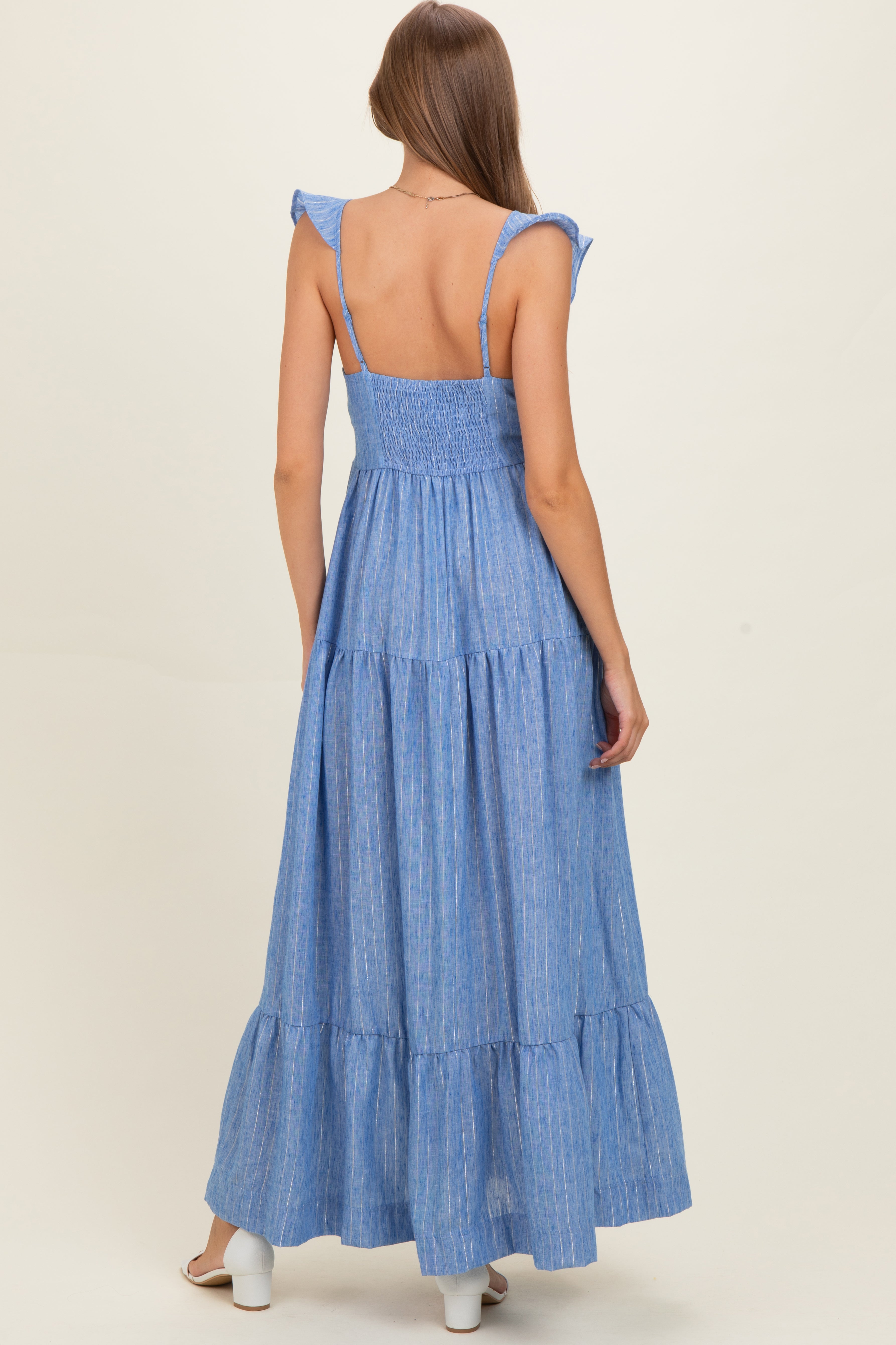 Umstandsmaxikleid in Blau mit Streifen, Volantausschnitt und Knopfleiste