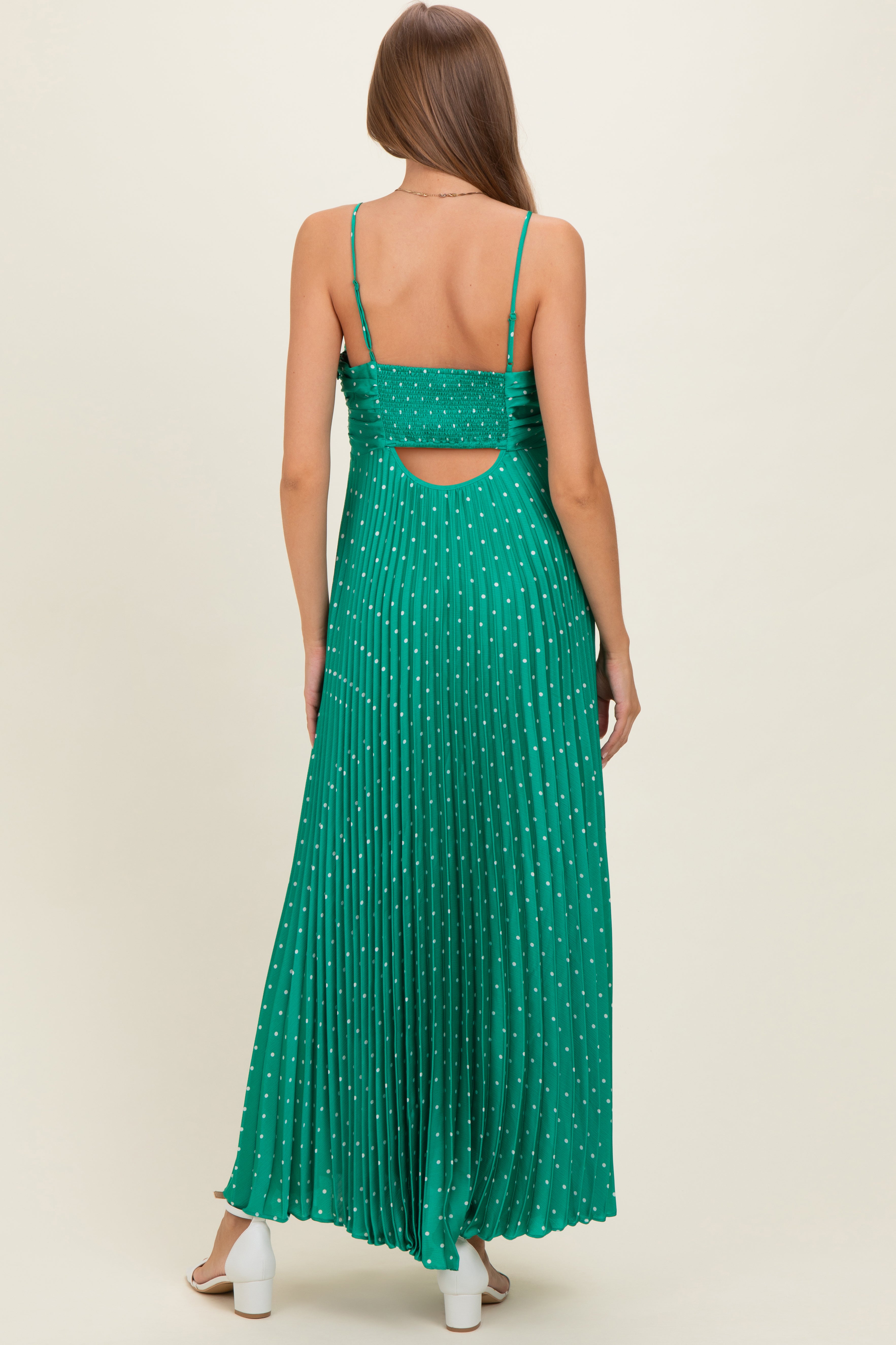 Grünes plissiertes Umstands-Maxikleid mit Punktemuster und Cut-out