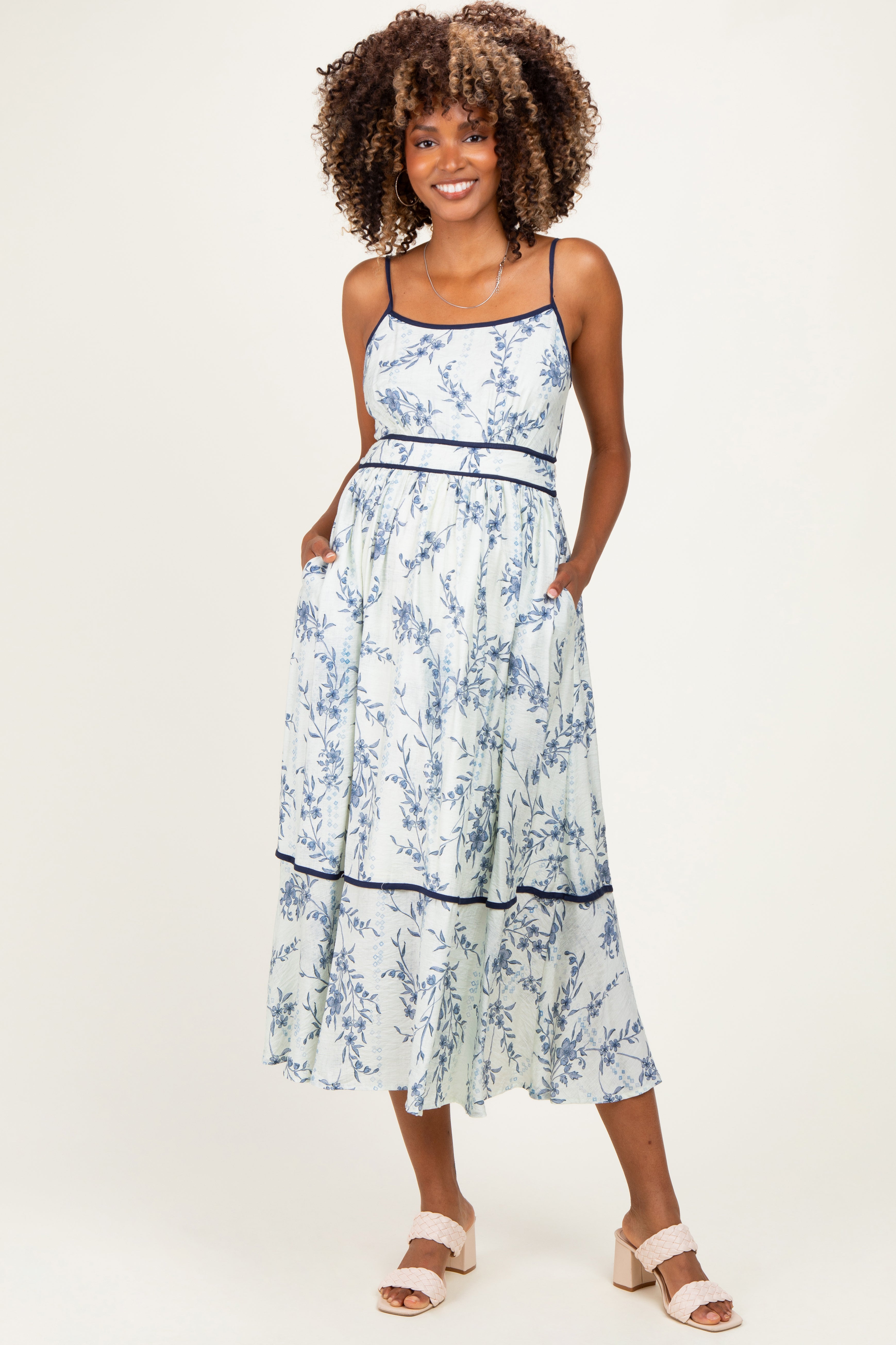 Geblümtes Umstands-Midikleid mit Cut-out und Rückenschnürung in Blau
