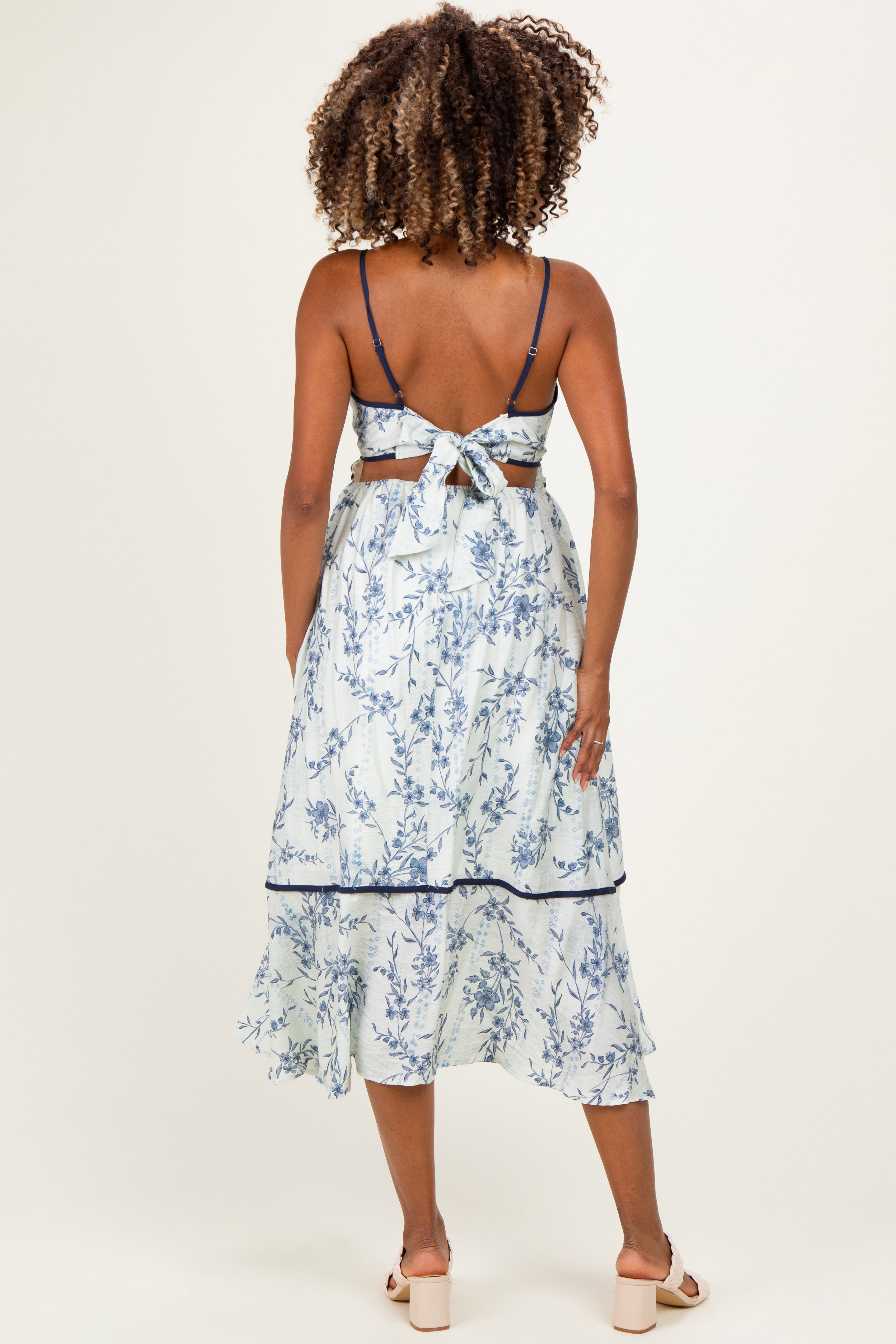 Geblümtes Umstands-Midikleid mit Cut-out und Rückenschnürung in Blau