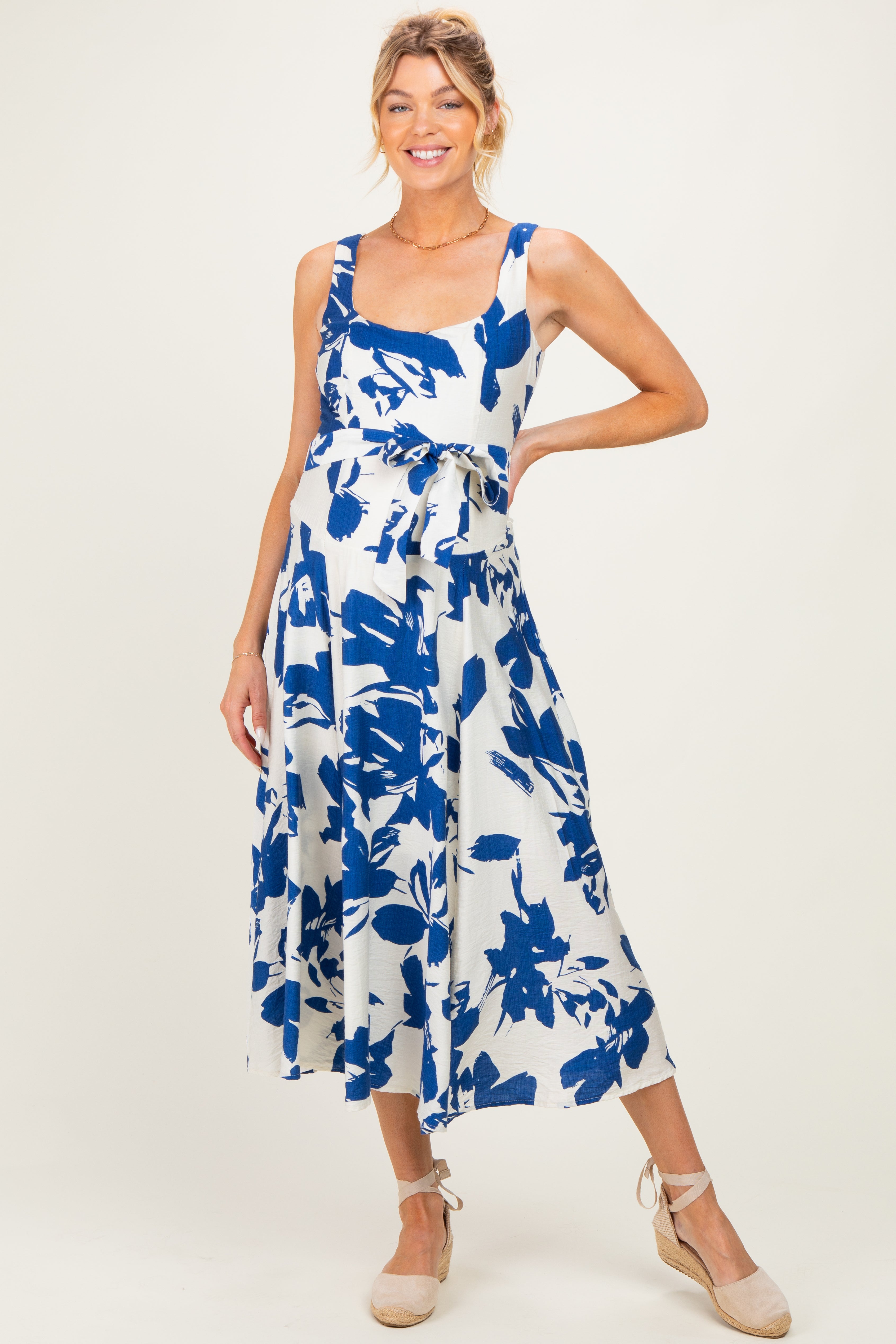 Blaues Umstands-Midikleid mit Blumenmuster, eckigem Ausschnitt und Taillenband