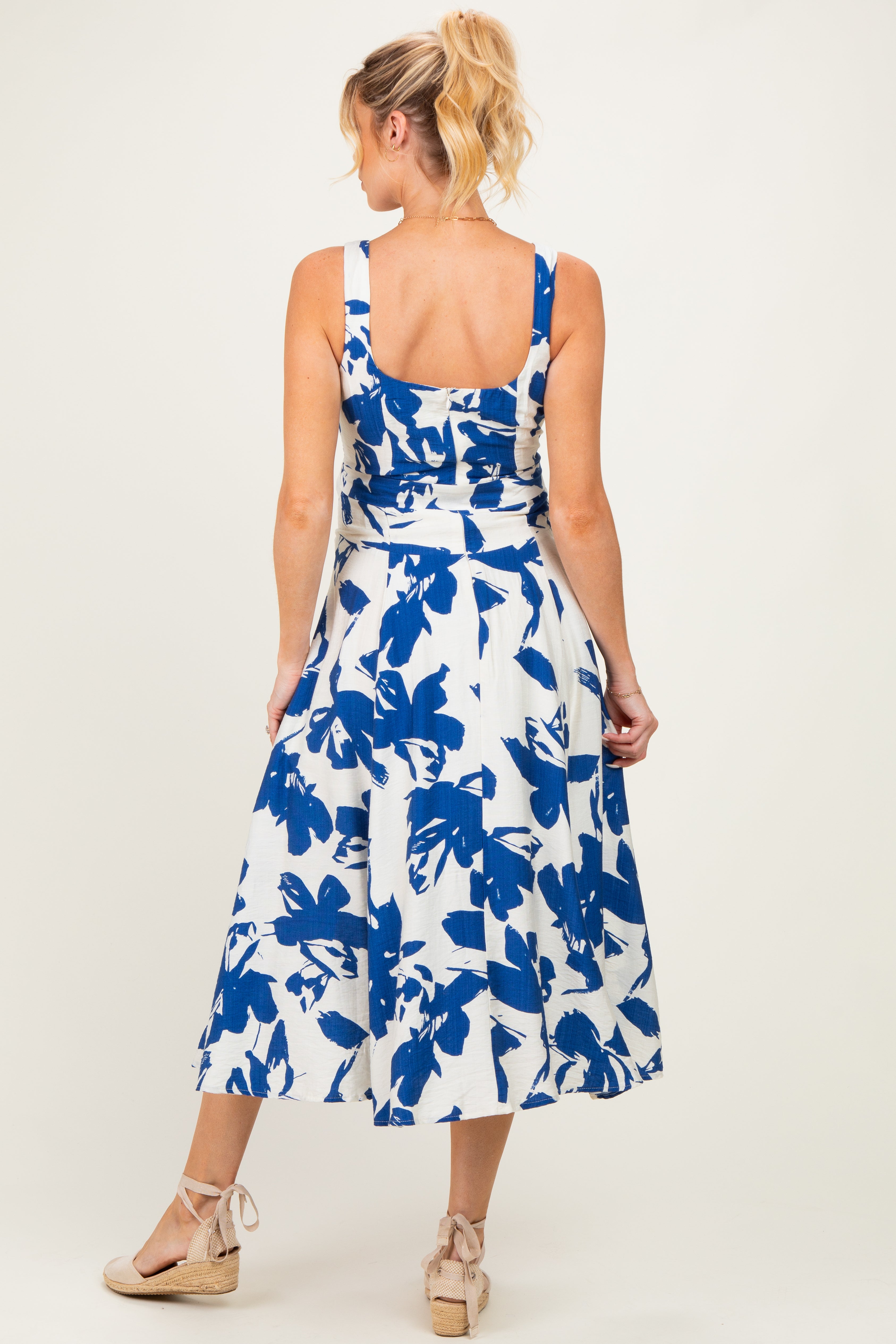 Blaues Umstands-Midikleid mit Blumenmuster, eckigem Ausschnitt und Taillenband