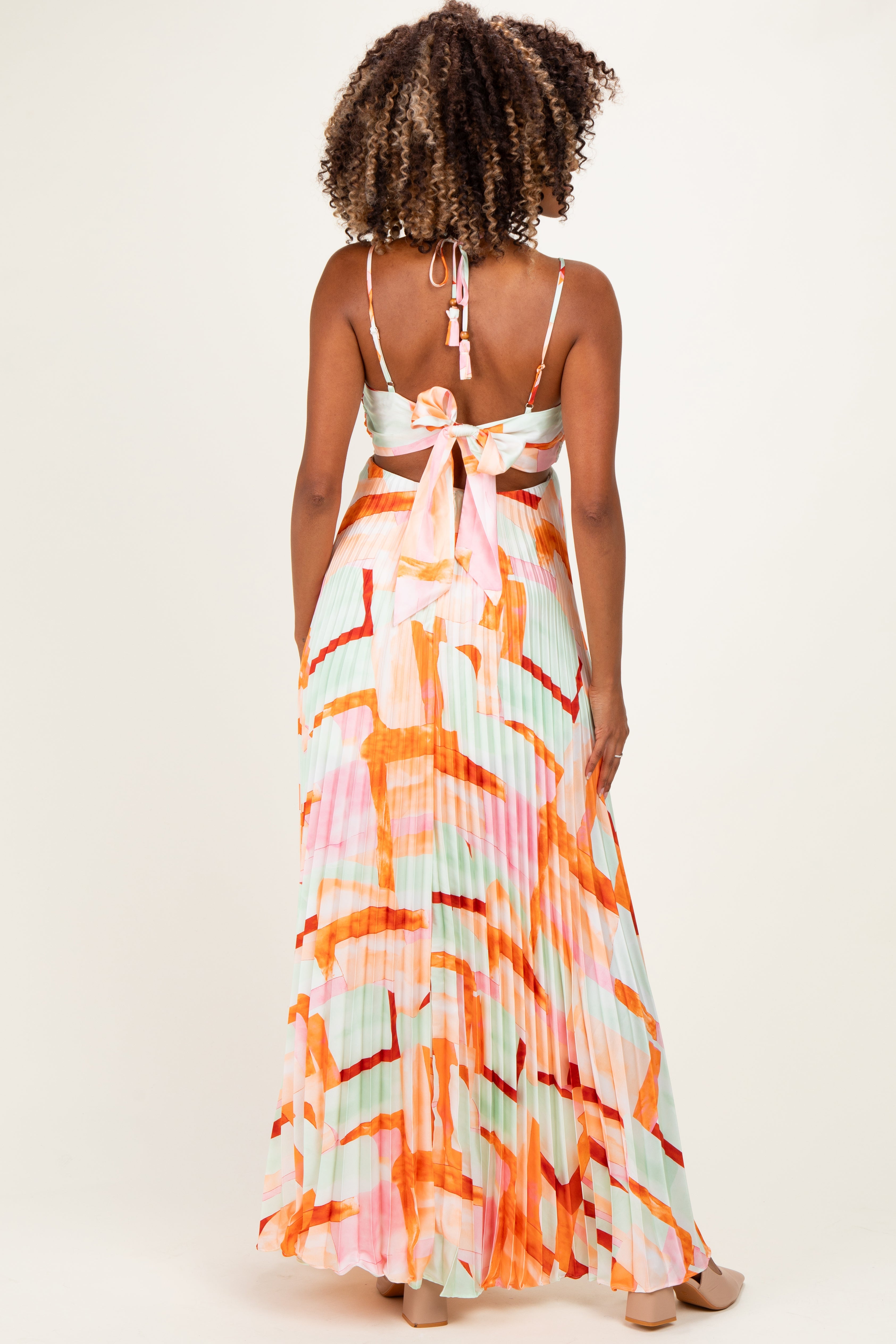 Plissiertes Umstands-Maxikleid mit Neckholder und Cut-out in Multicolor