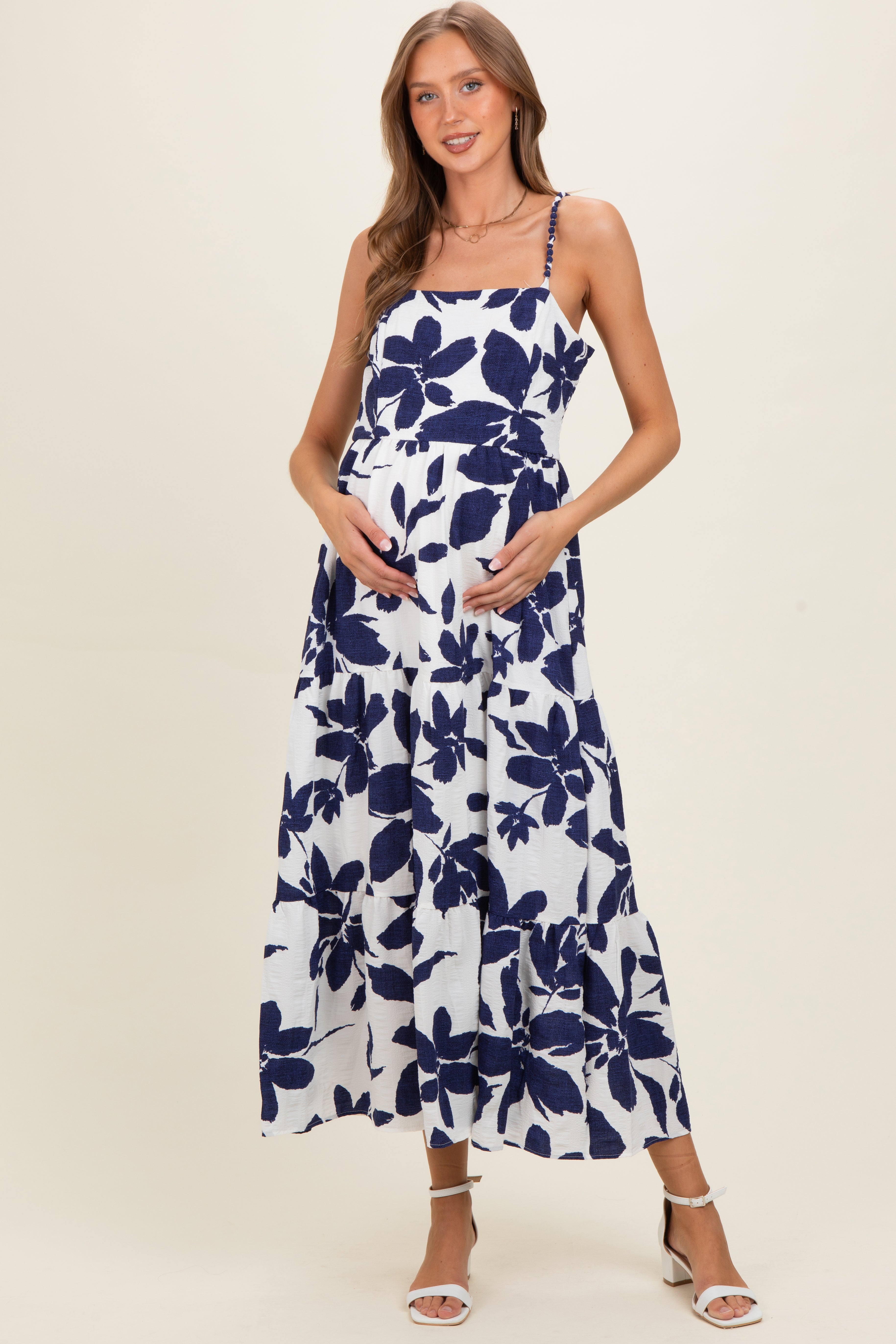 Marineblaues geblümtes Umstands-Midikleid mit Stufenrock