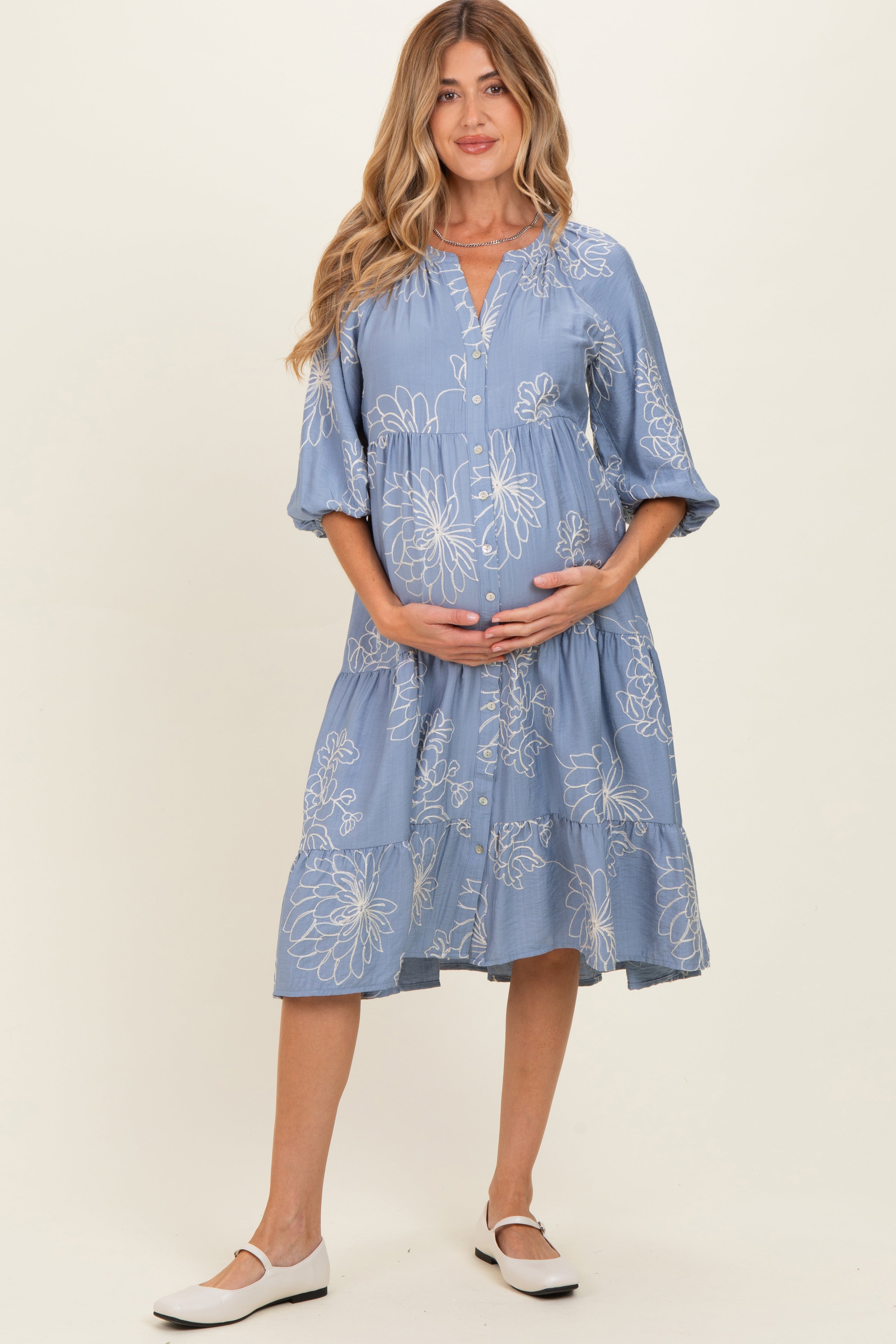 Blaues besticktes Umstands-Hemdblusenkleid in Midilänge mit Stufenrock