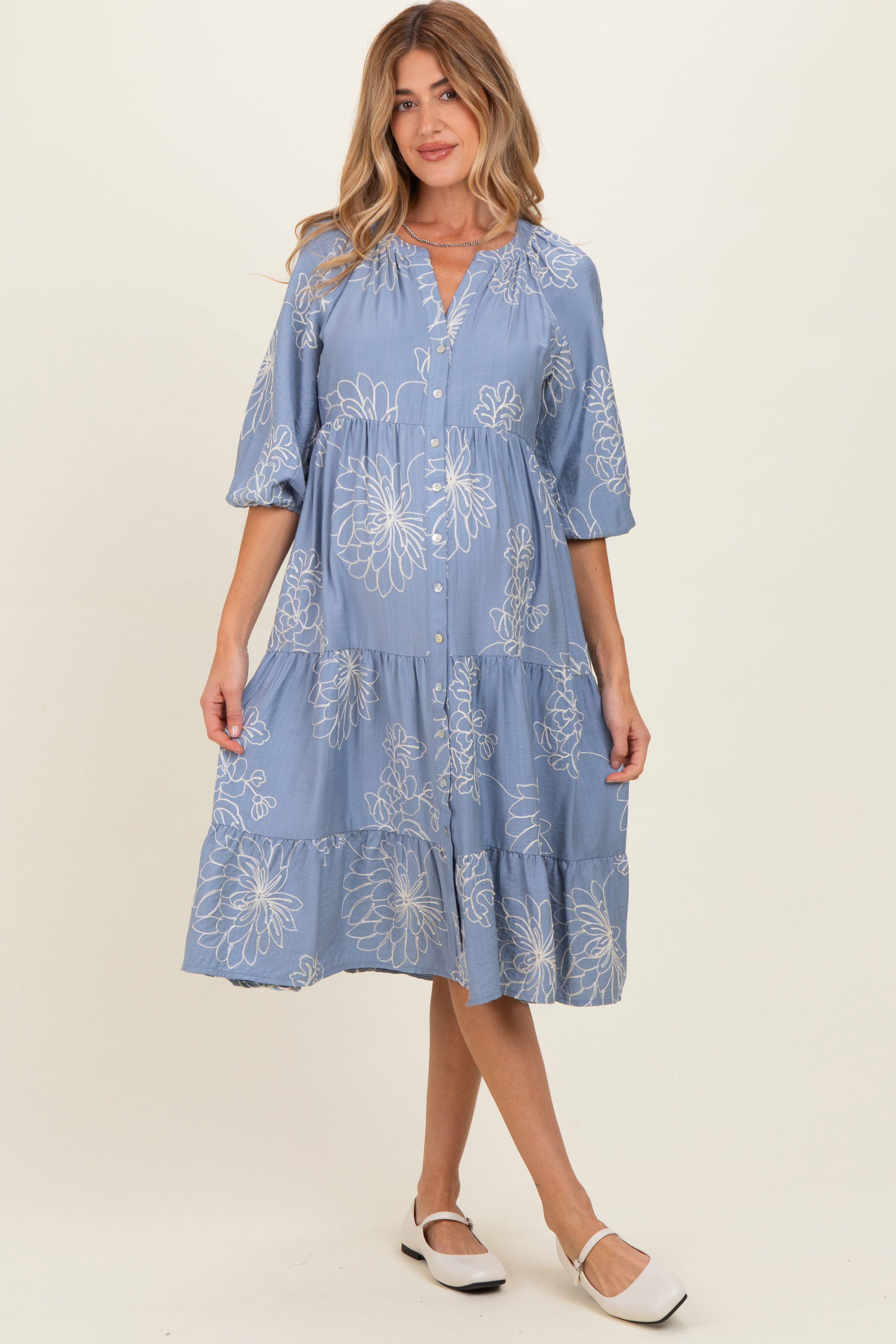 Blaues besticktes Umstands-Hemdblusenkleid in Midilänge mit Stufenrock