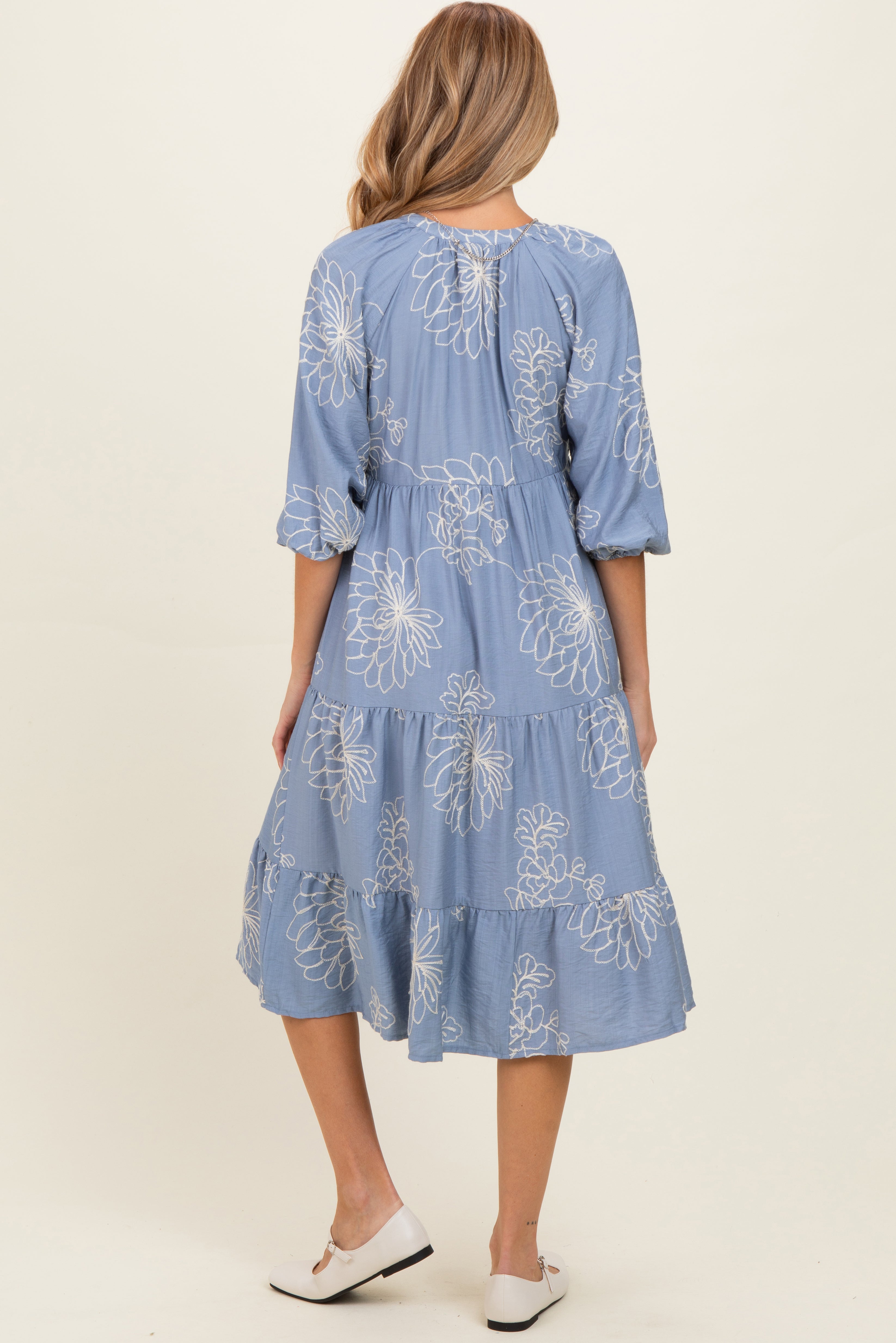 Blaues besticktes Umstands-Hemdblusenkleid in Midilänge mit Stufenrock