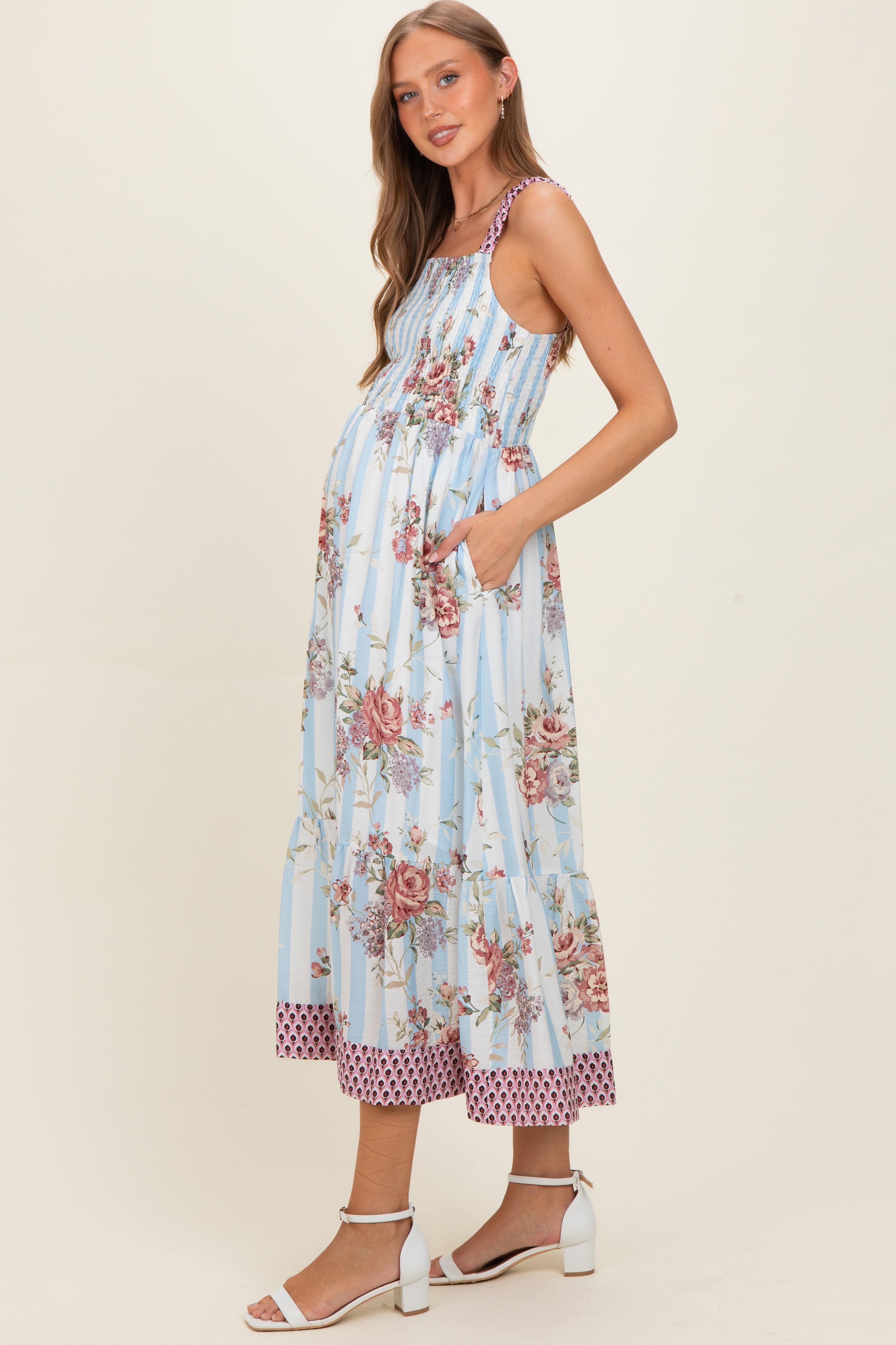 Umstandsmaxikleid in Französischblau mit Blumen-Streifen-Muster und Kontrastträgern
