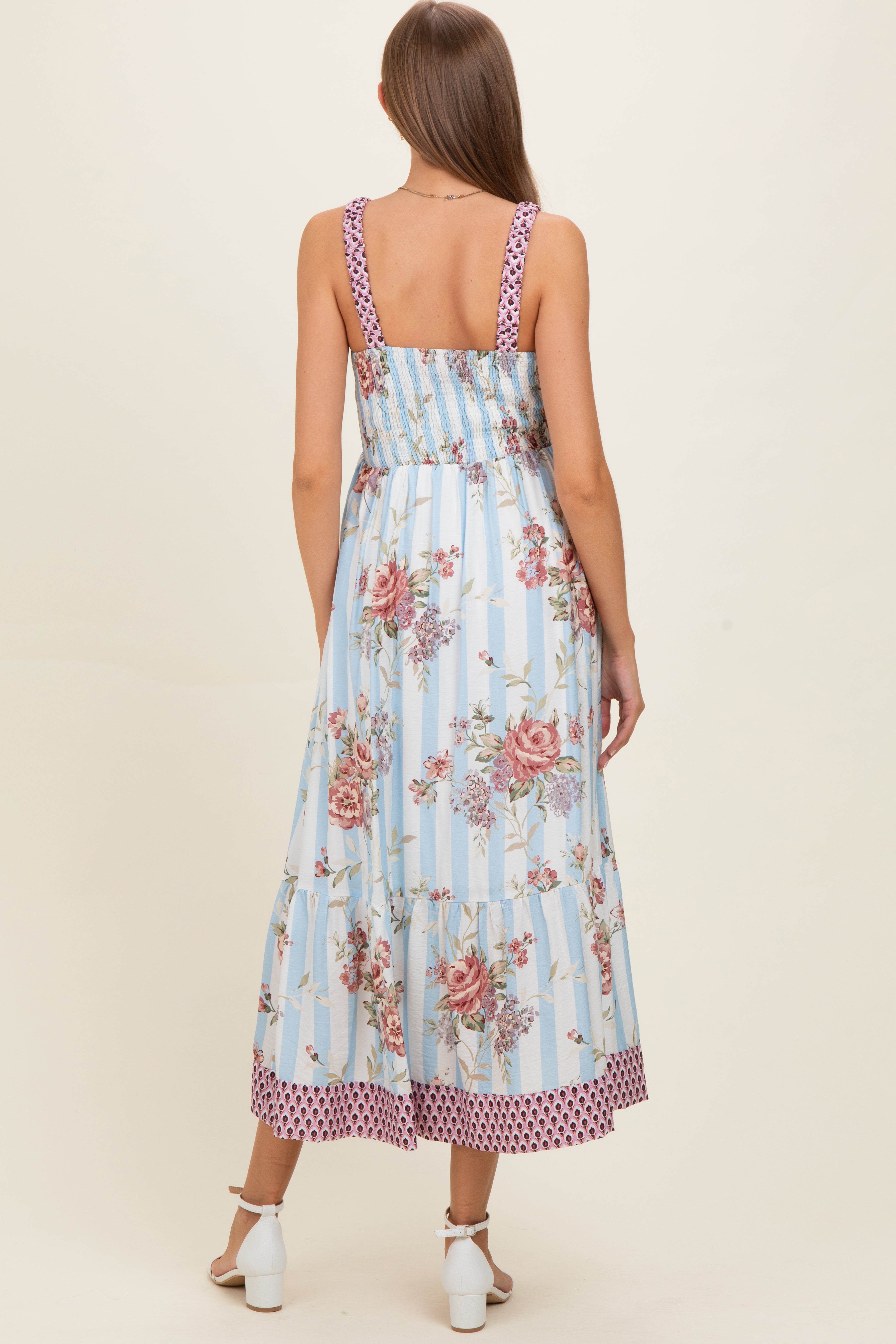 Umstandsmaxikleid in Französischblau mit Blumen-Streifen-Muster und Kontrastträgern