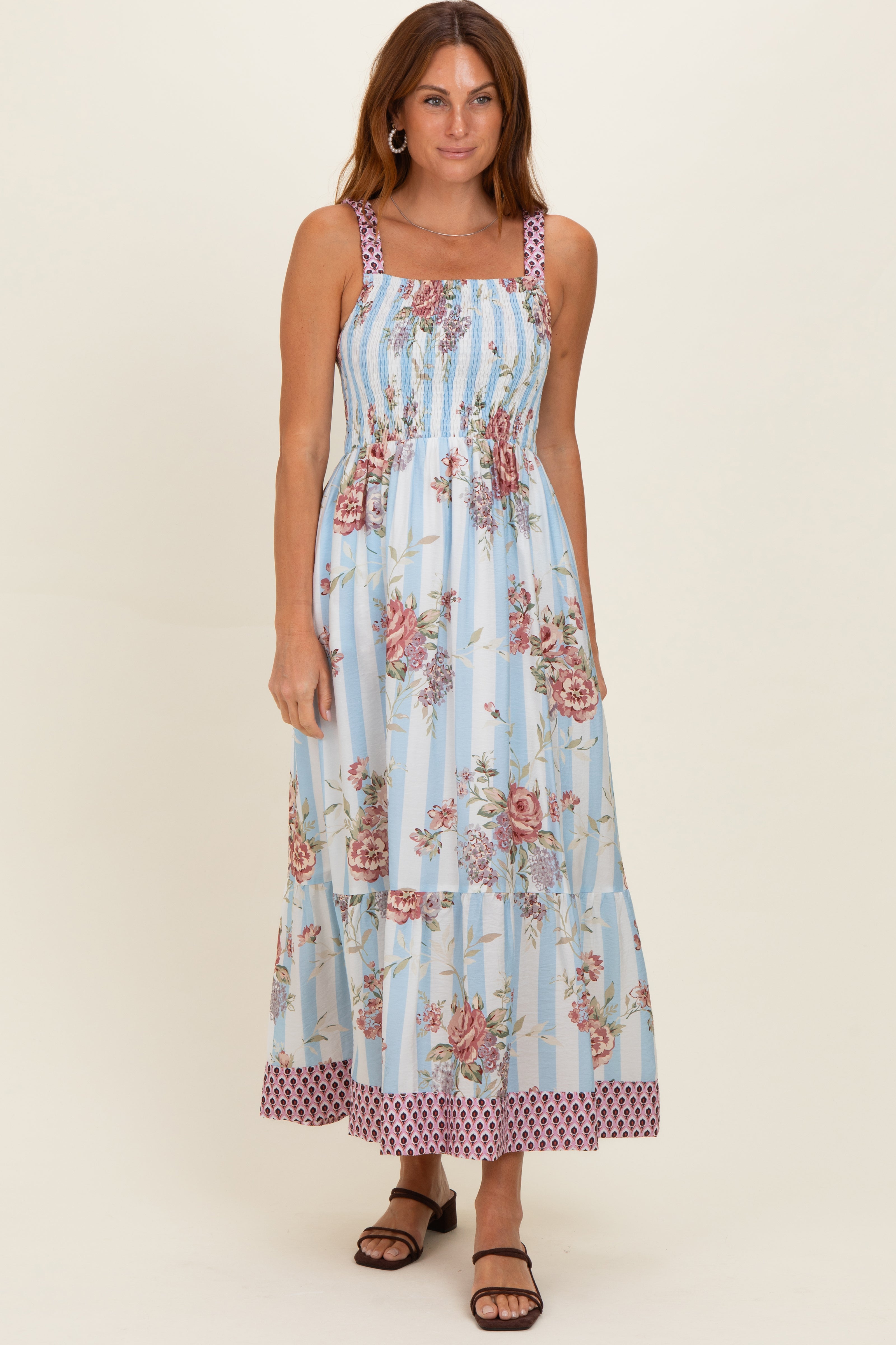 Umstandsmaxikleid in Französischblau mit Blumen-Streifen-Muster und Kontrastträgern