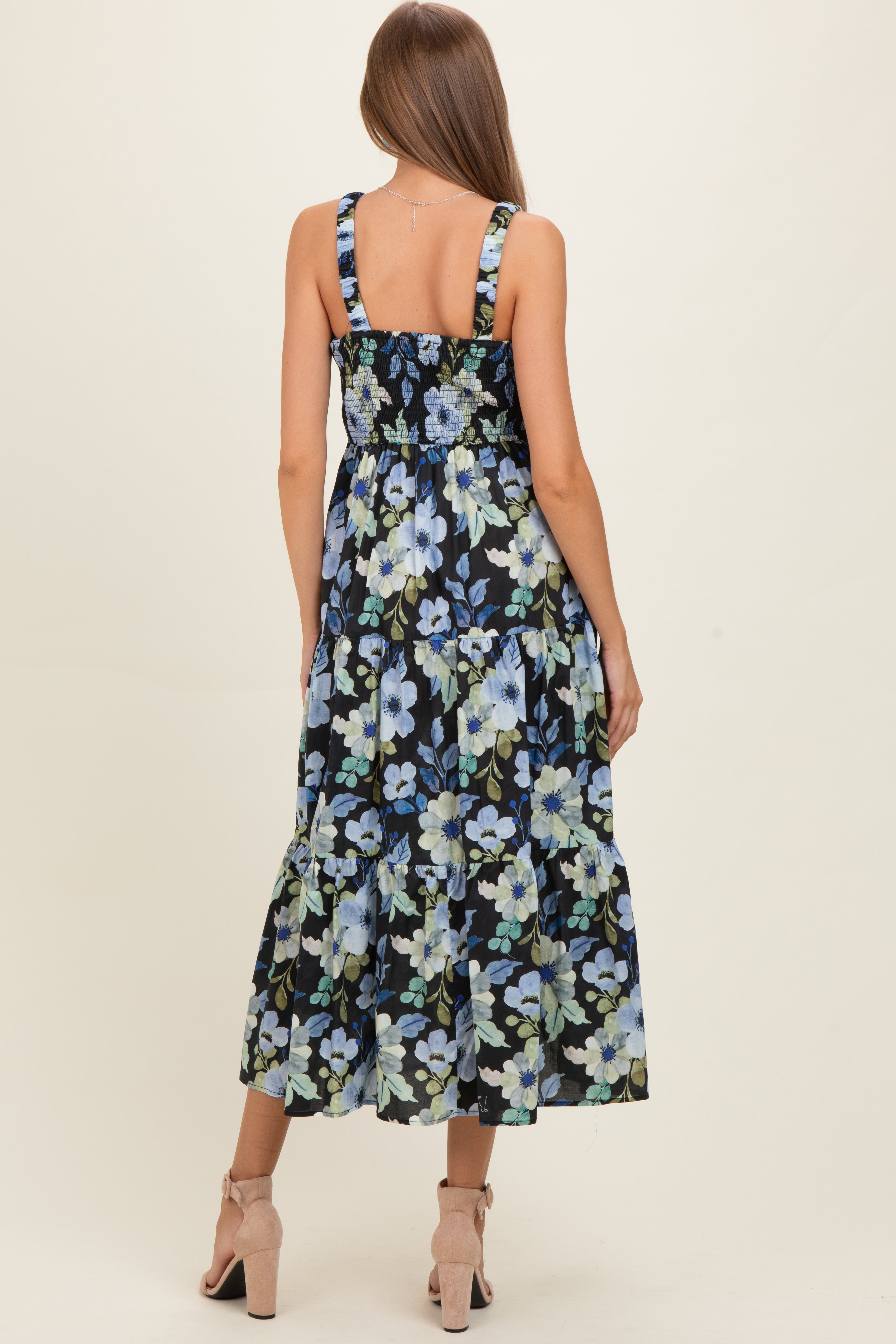 Umstandsmaxikleid in Schwarz mit Blumenprint, plissiertem Oberteil und Stufenrock