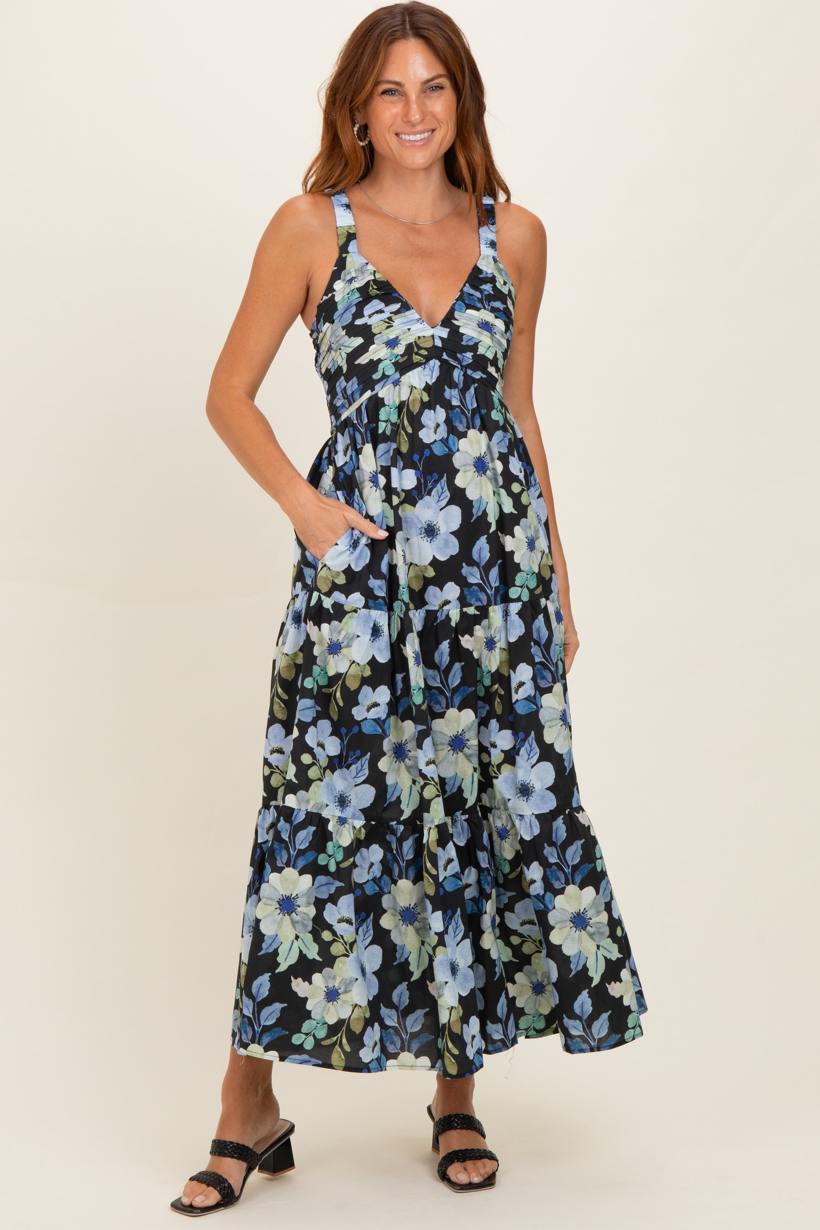 Umstandsmaxikleid in Schwarz mit Blumenprint, plissiertem Oberteil und Stufenrock