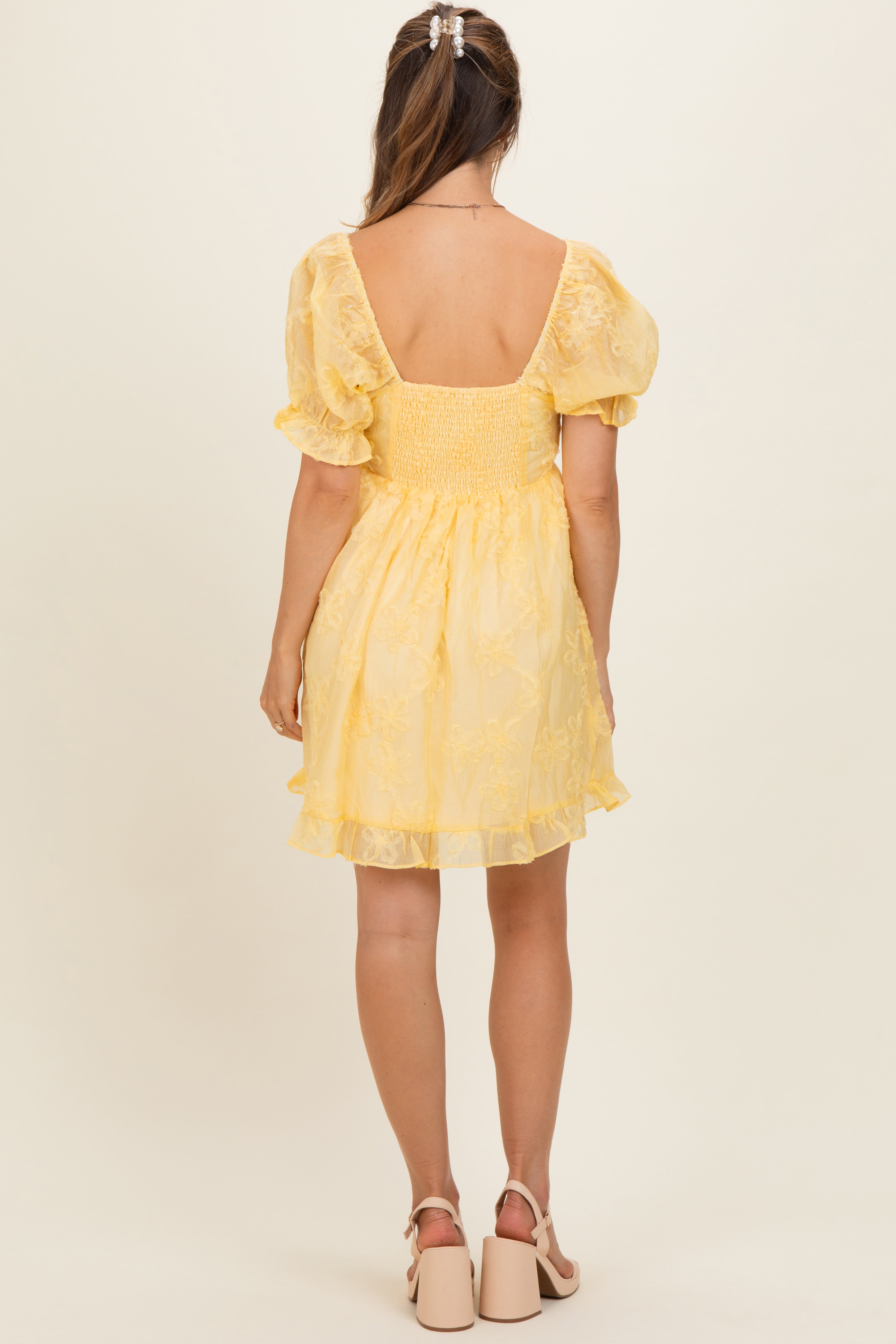 Umstands-Minikleid in Gelb mit Blüten-Applikation und Puffärmeln