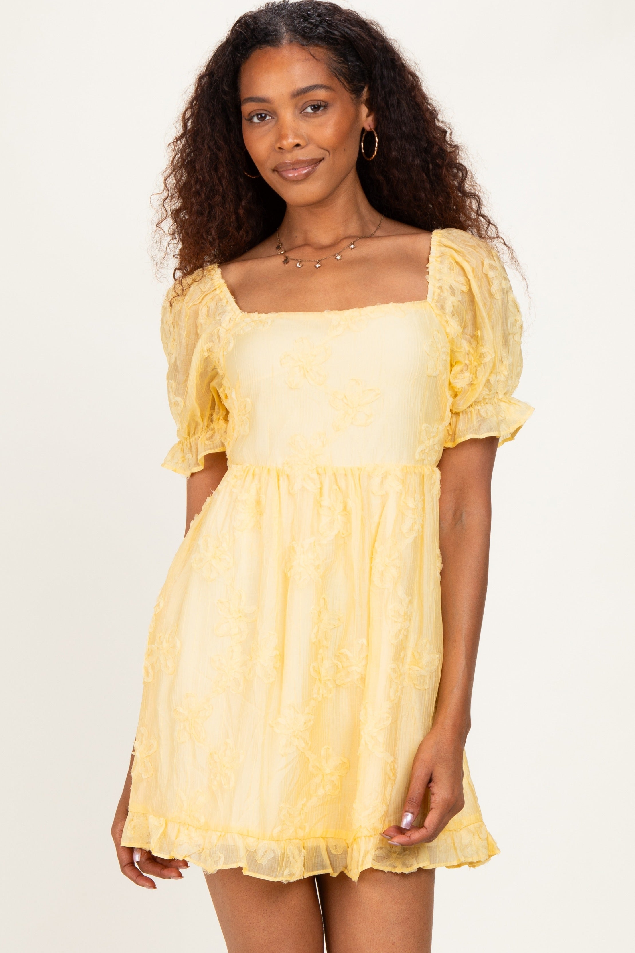 Umstands-Minikleid in Gelb mit Blüten-Applikation und Puffärmeln