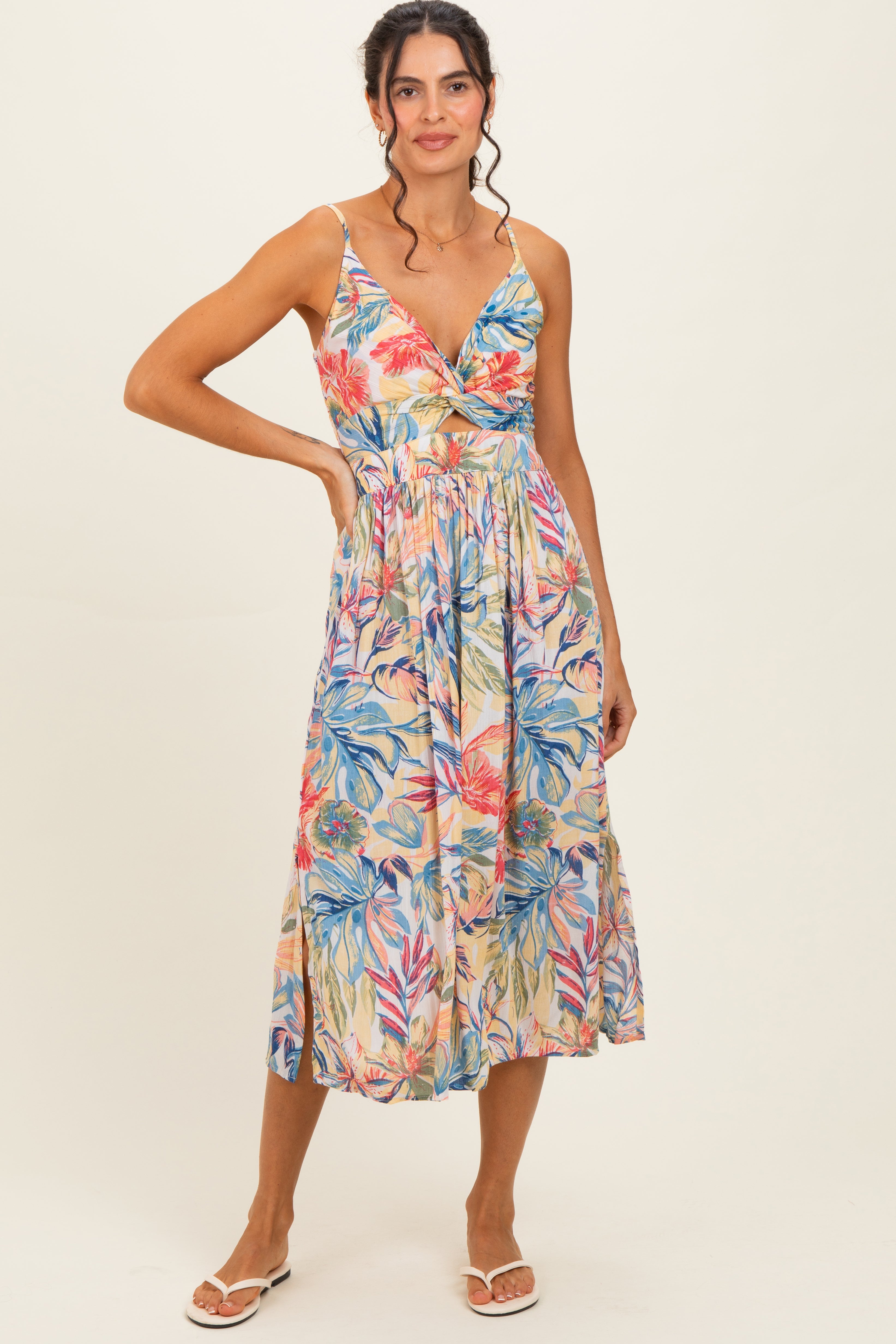 Gelbes Umstands-Midikleid mit tropischem Blumenmuster, Twist-Detail und Cut-out