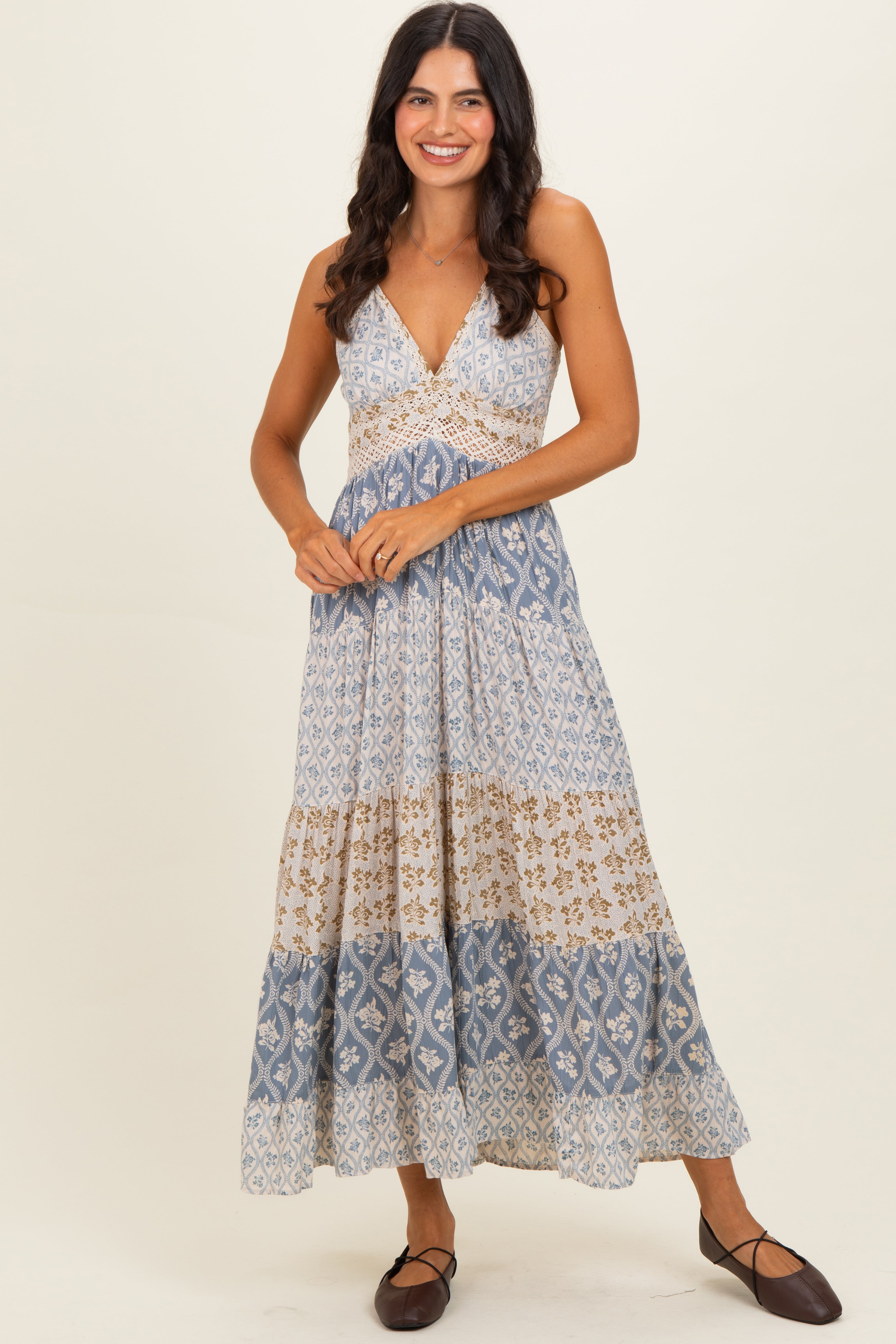 Vintage-blaues Umstands-Maxikleid mit gemischtem Blumenmuster und Spitzenbesatz