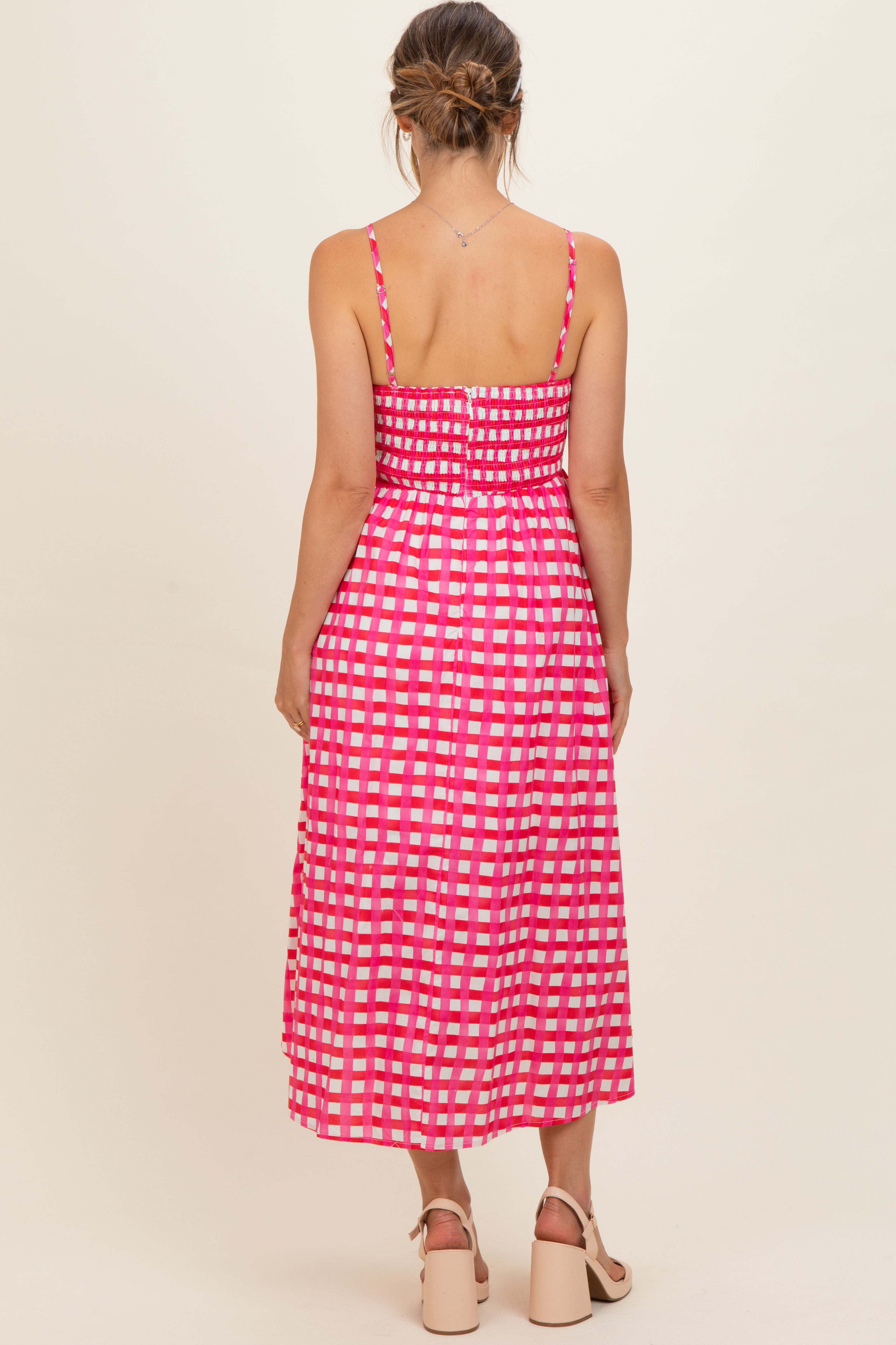 Pinkfarbenes Umstands-Midikleid mit Karomuster