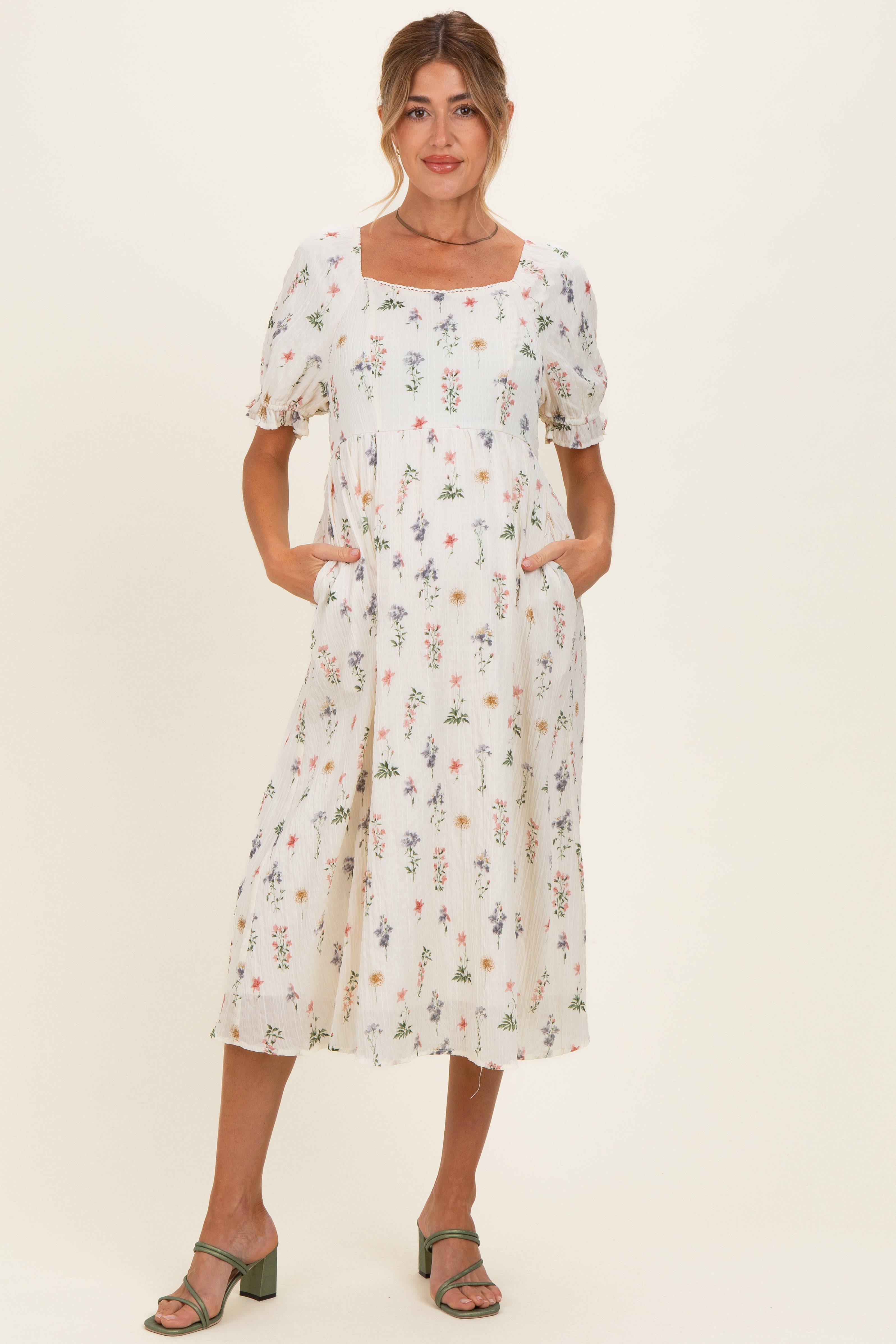 Umstands-Midikleid in Elfenbein mit Blumenprint und Herzausschnitt