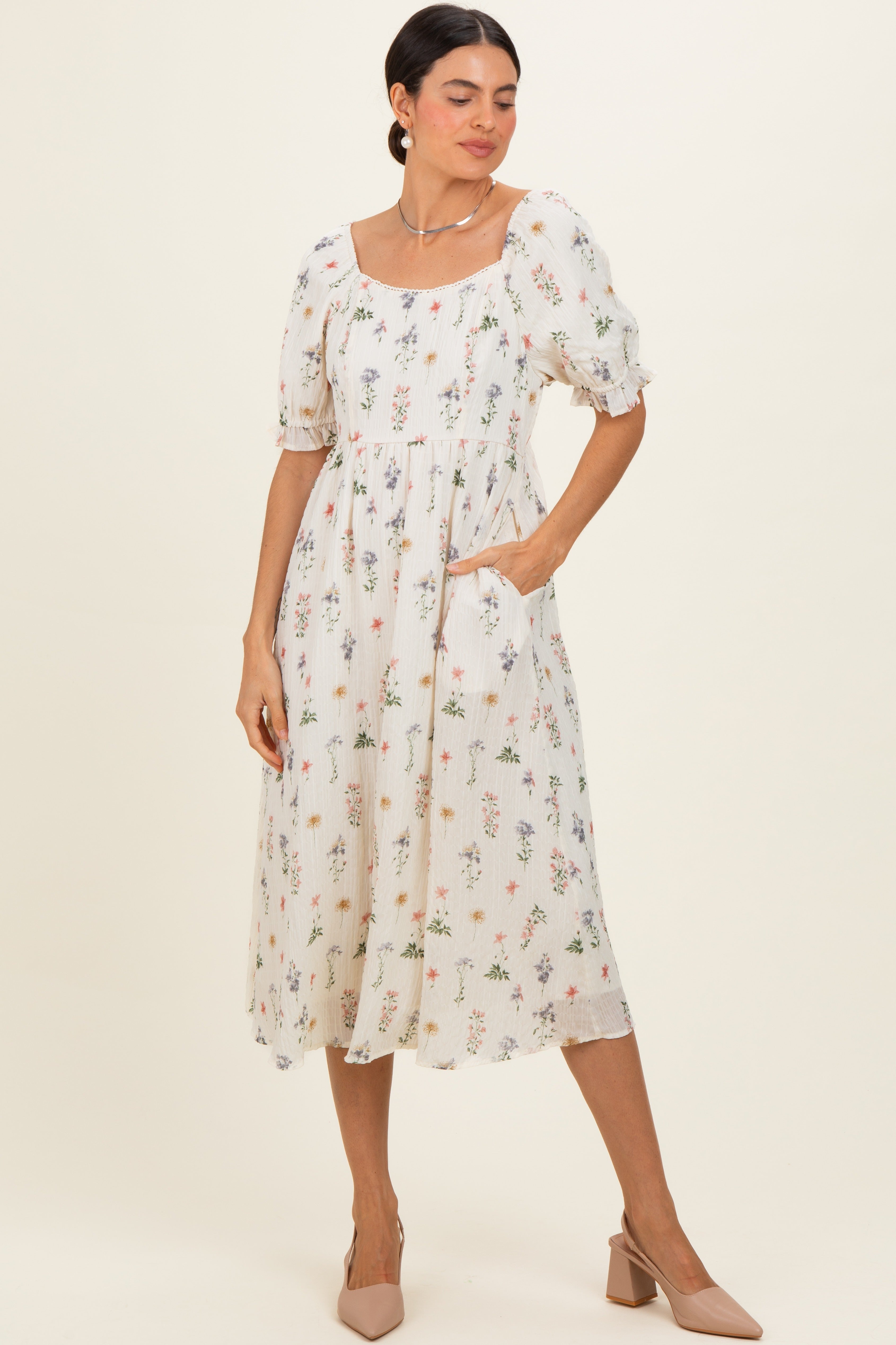 Umstands-Midikleid in Elfenbein mit Blumenprint und Herzausschnitt