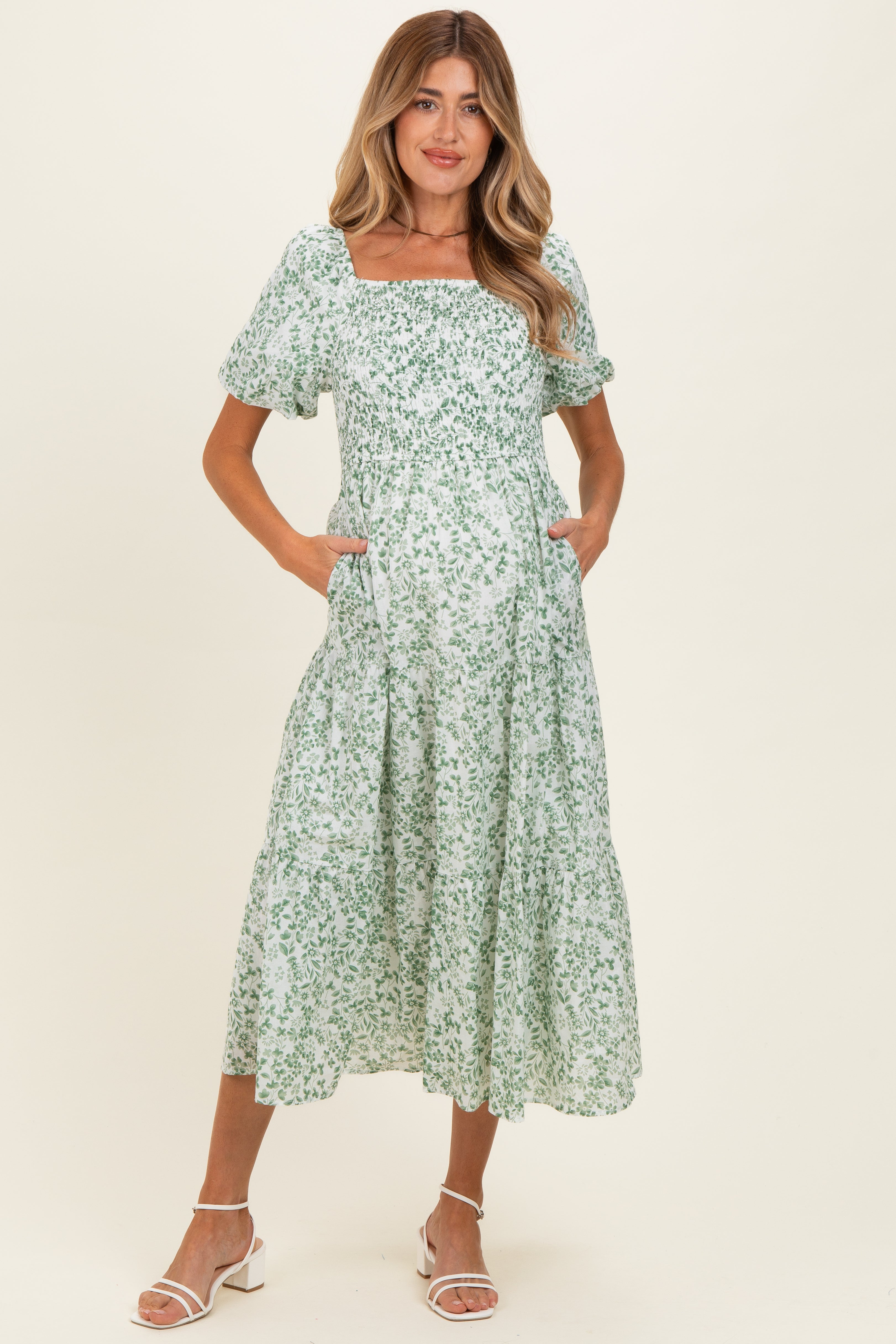 Grünes florales Umstands-Midikleid in Smok-Optik mit kurzen Ärmeln