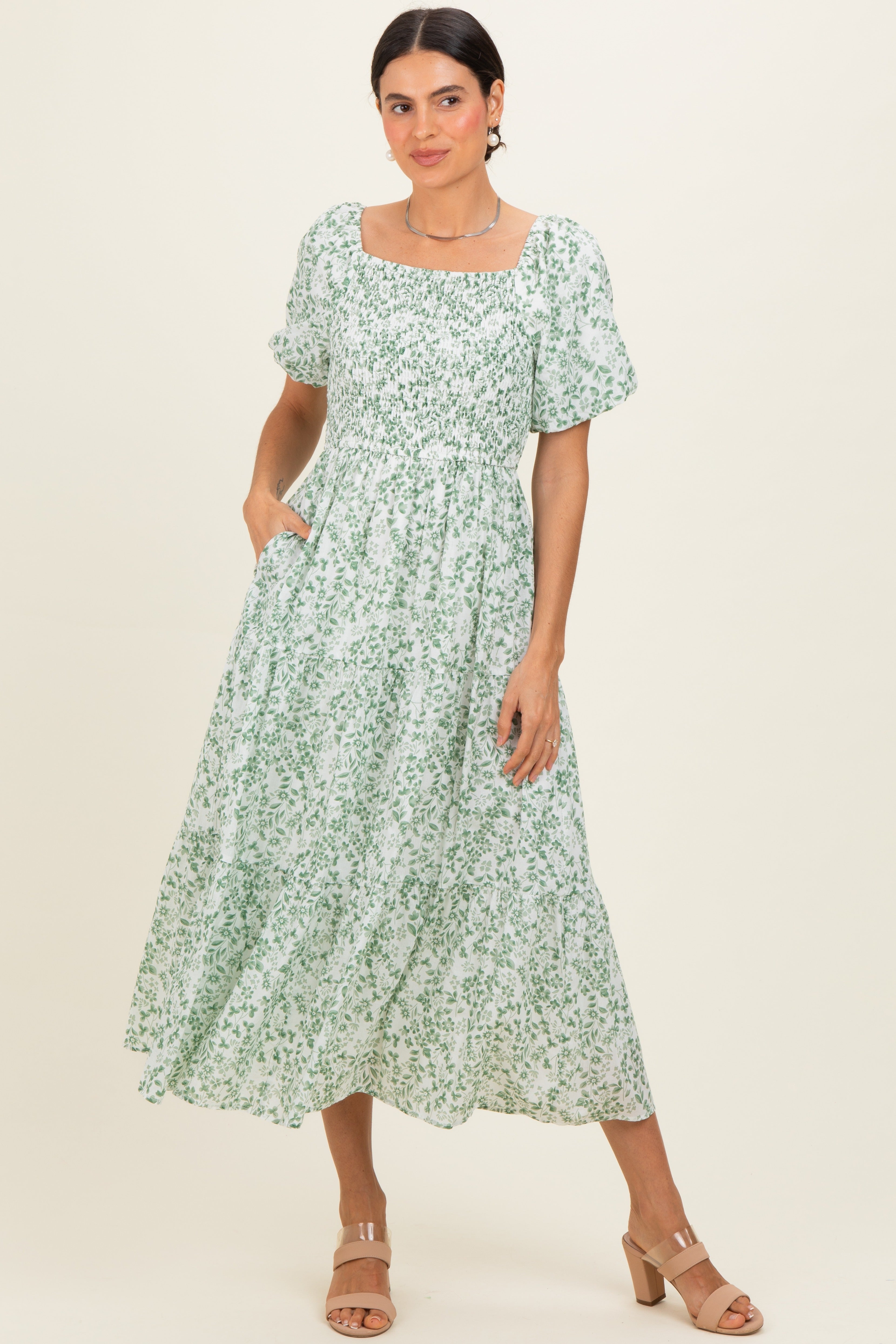 Grünes florales Umstands-Midikleid in Smok-Optik mit kurzen Ärmeln