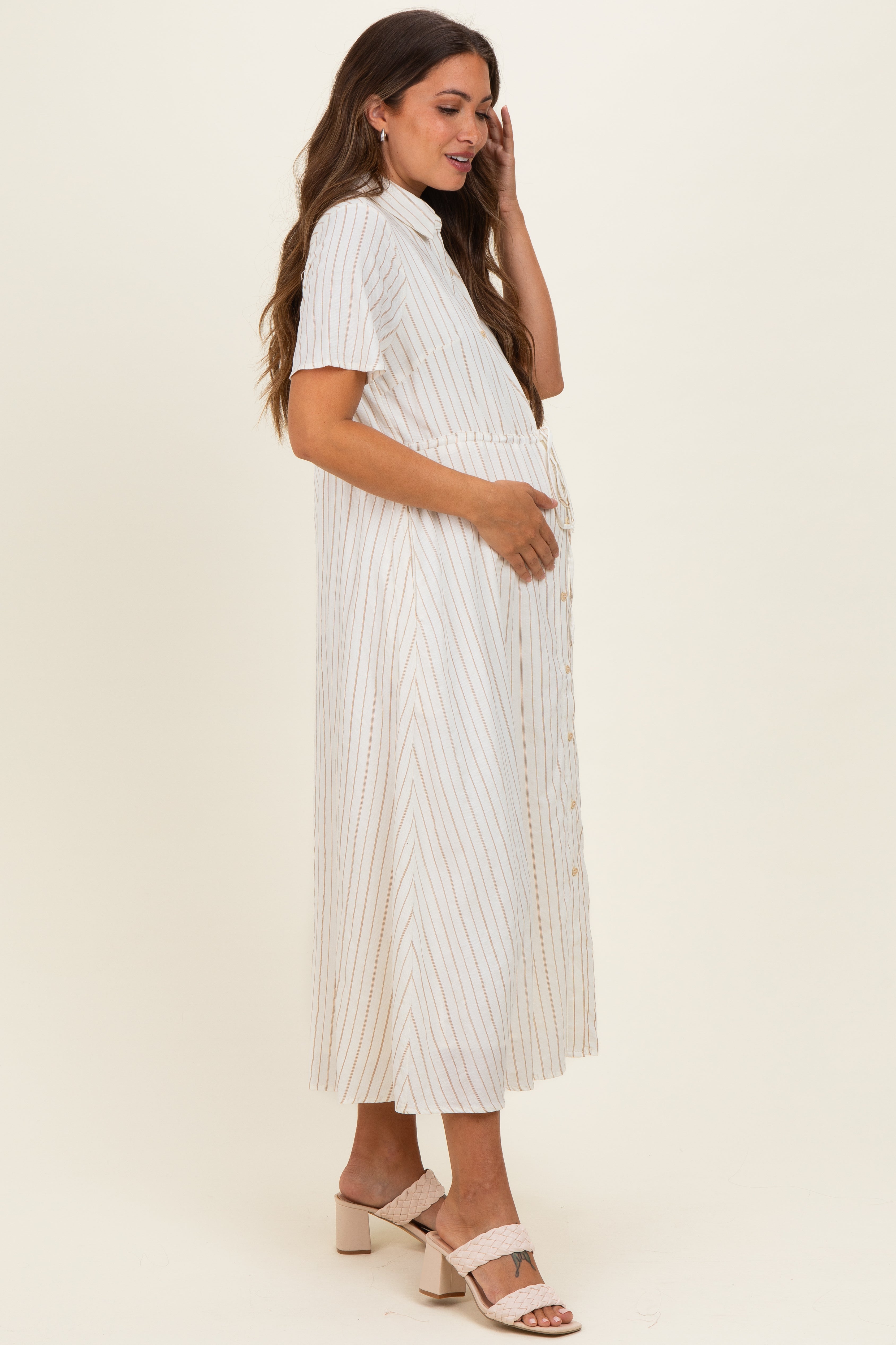 Elfenbeinfarbenes gestreiftes Umstands-Hemdblusenkleid mit Taillenband