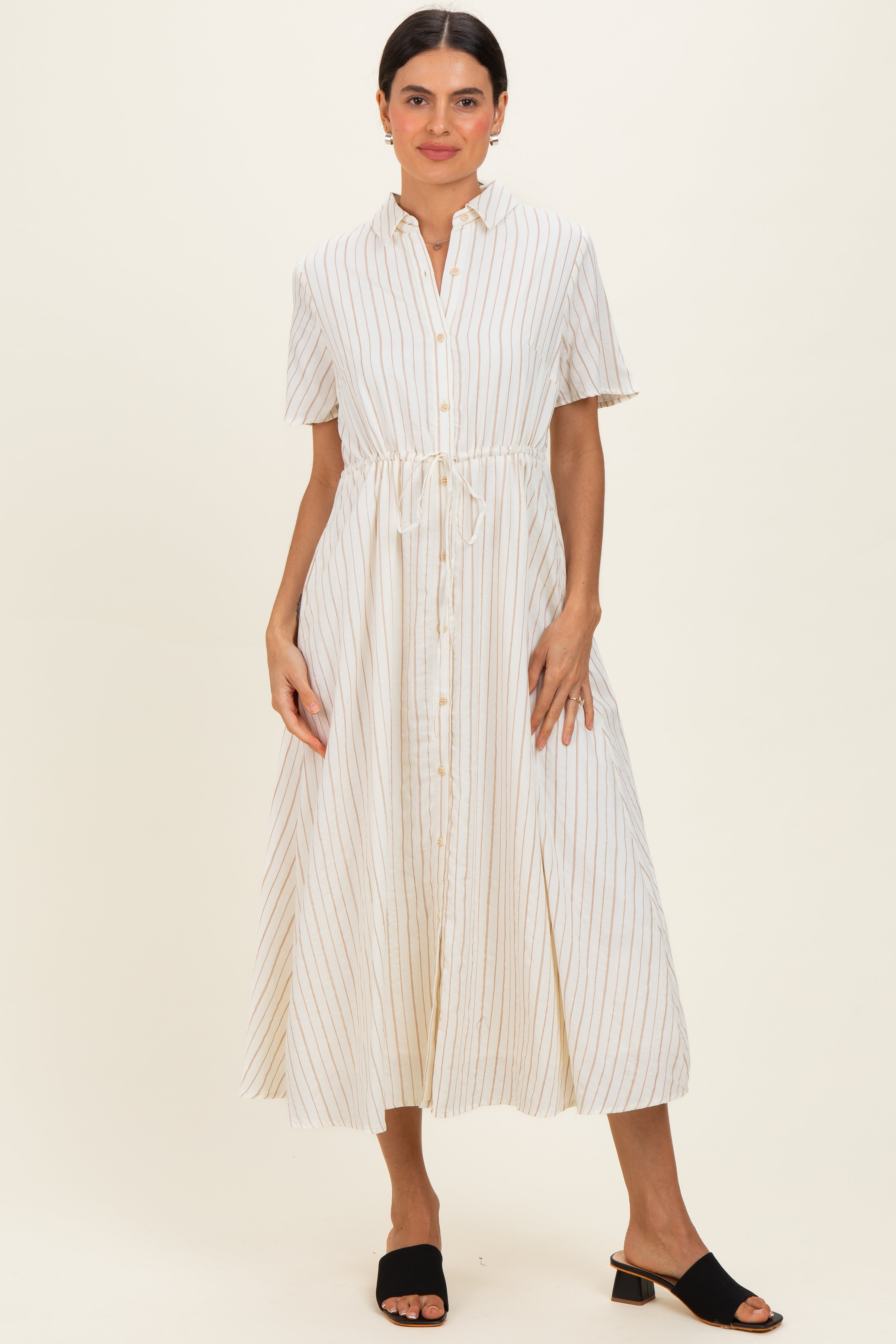 Elfenbeinfarbenes gestreiftes Umstands-Hemdblusenkleid mit Taillenband