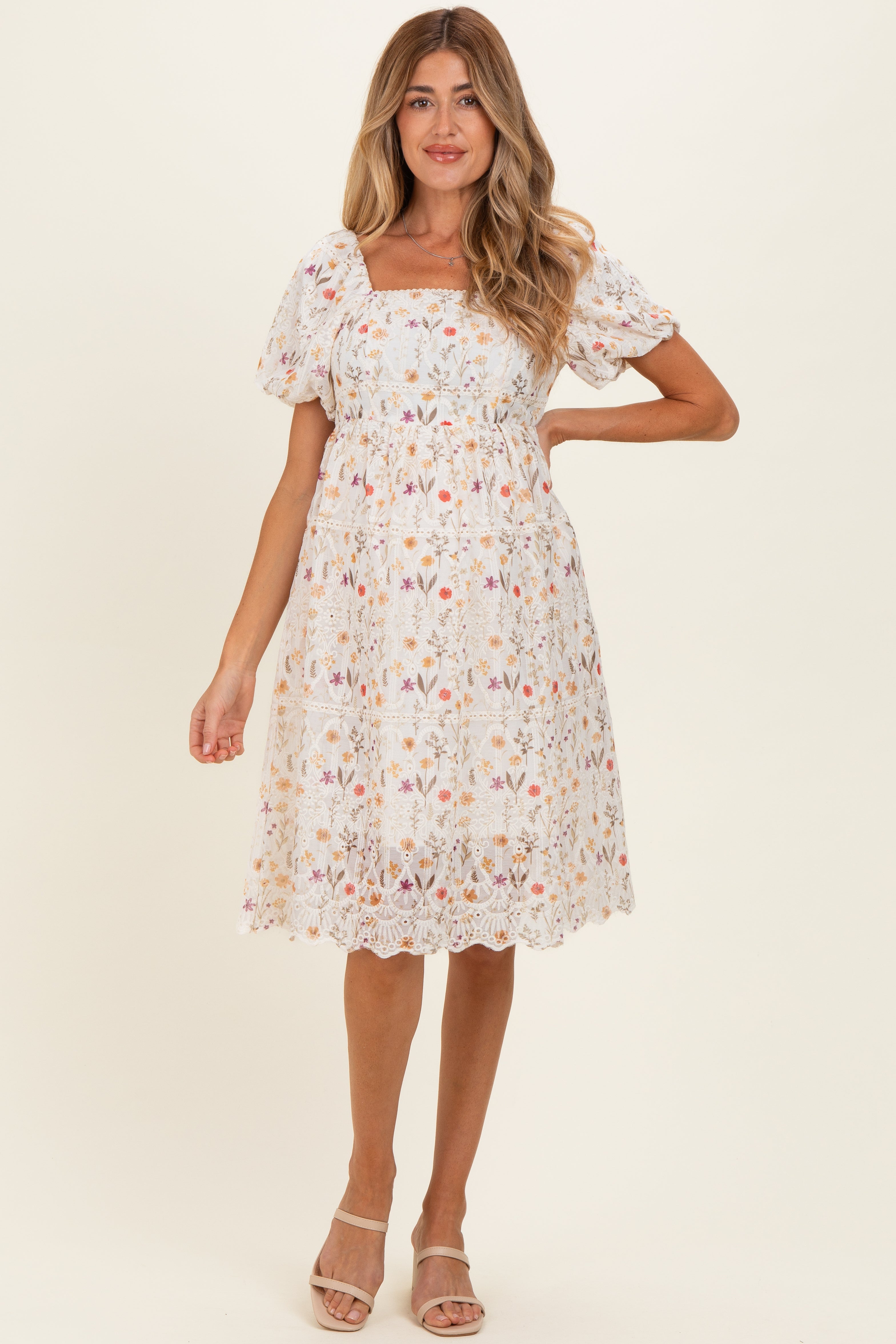 Elfenbeinfarbenes Umstands-Minikleid mit floraler Stickerei