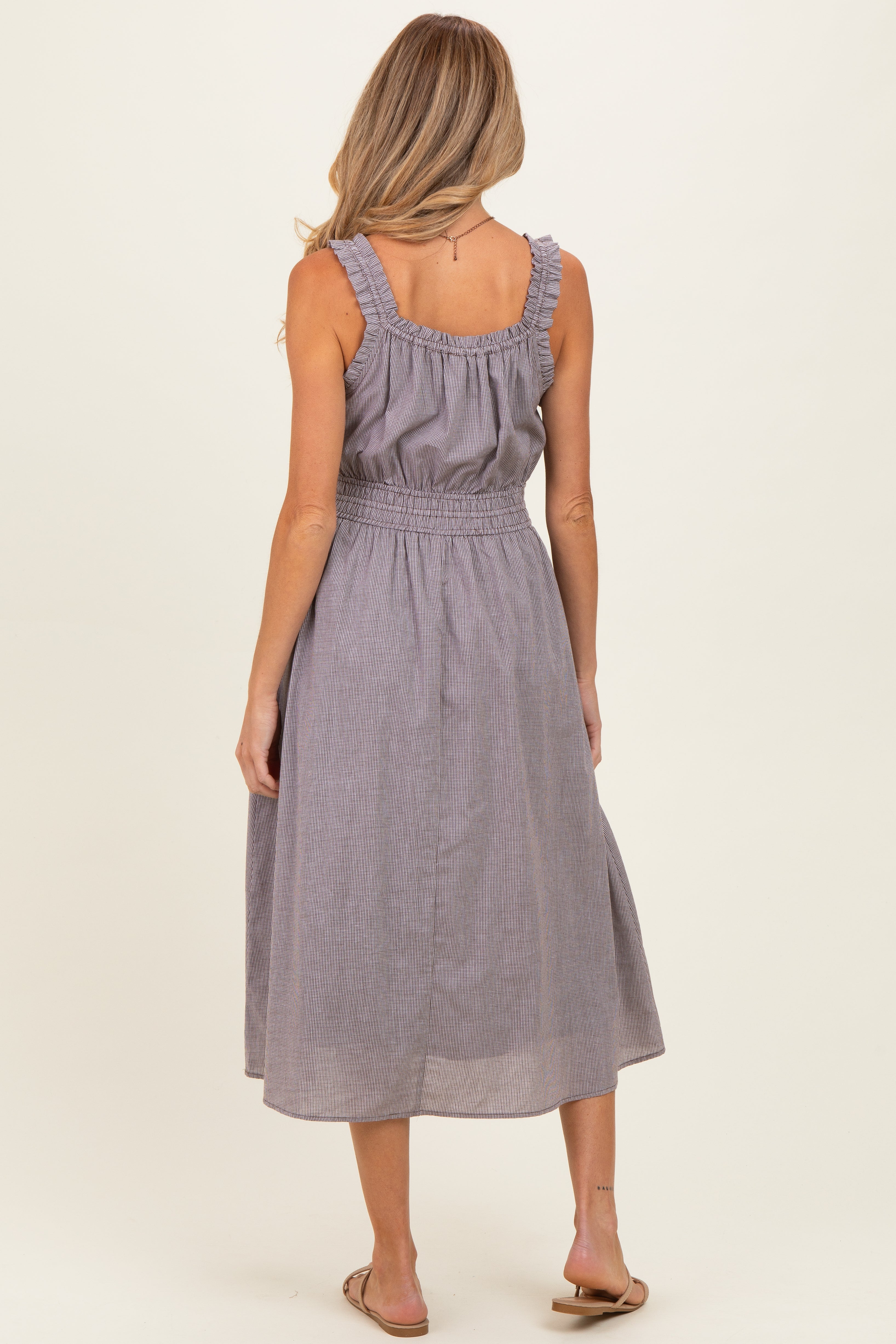 Braunes Umstands-Midikleid mit geraffter Taille und vorderem Bindeband