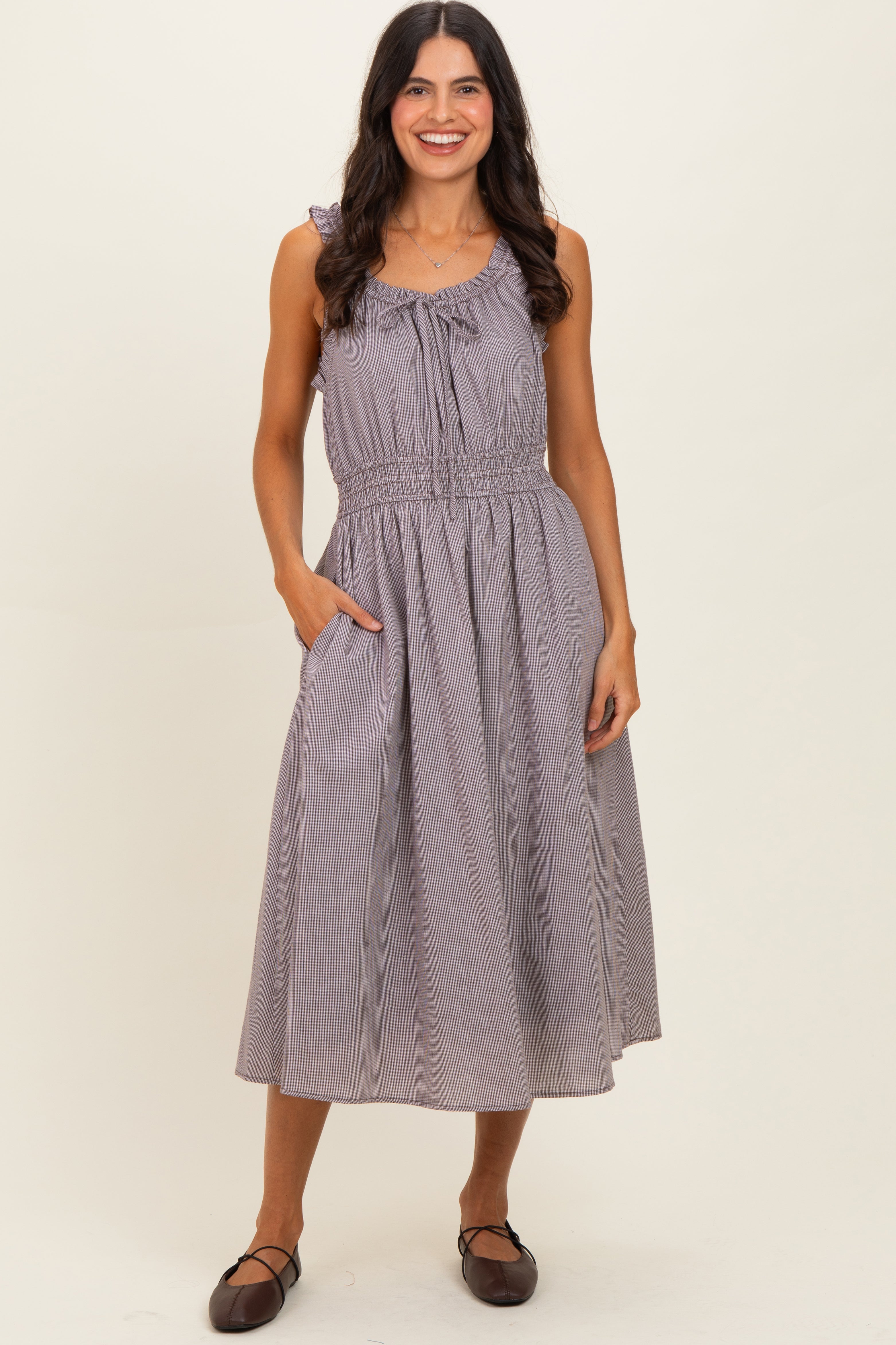 Braunes Umstands-Midikleid mit geraffter Taille und vorderem Bindeband