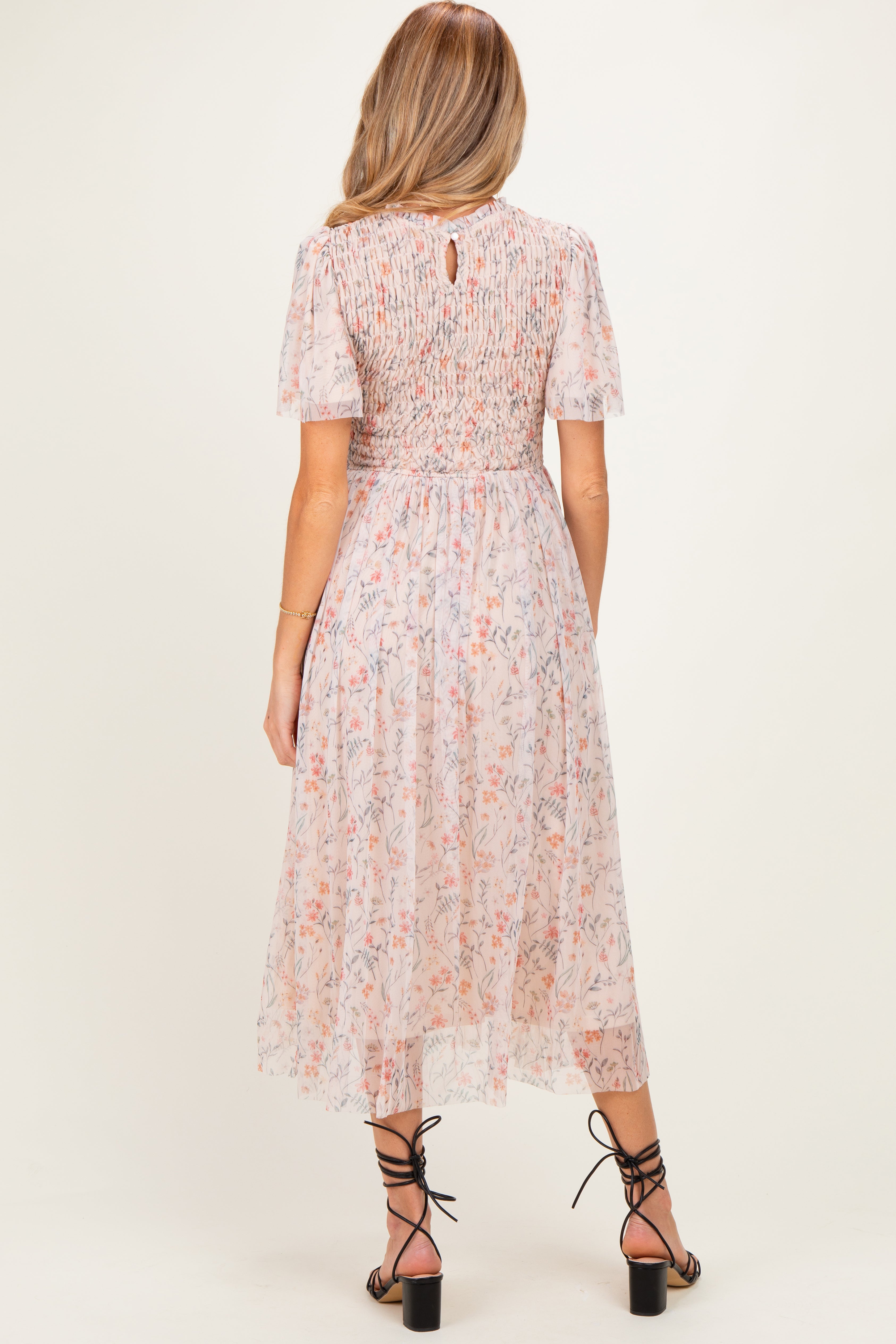 Umstands-Midikleid mit Blumenmuster und Smok-Detail in Creme