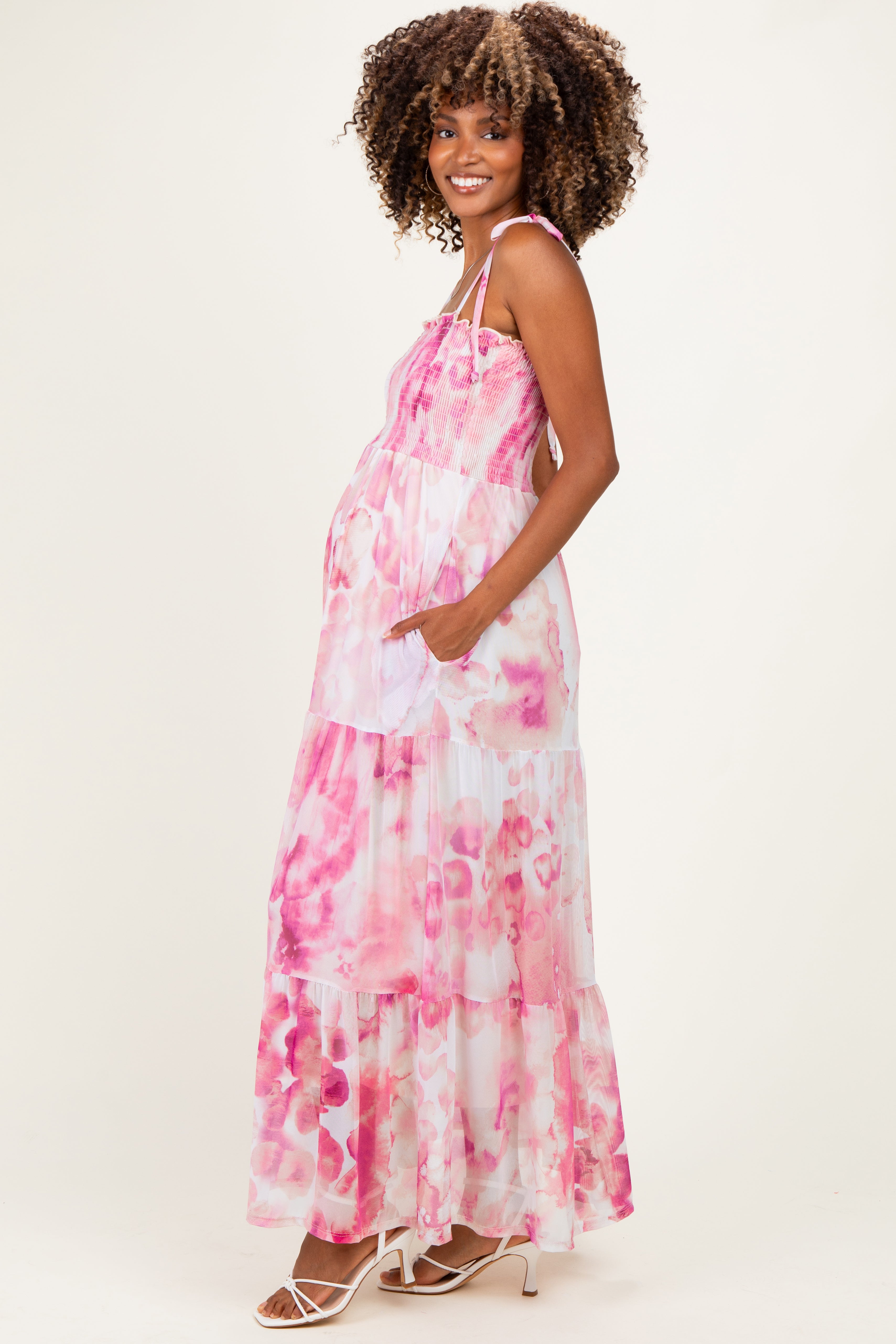 Ärmelloses Umstands-Maxikleid mit Stufenrock in Rosa