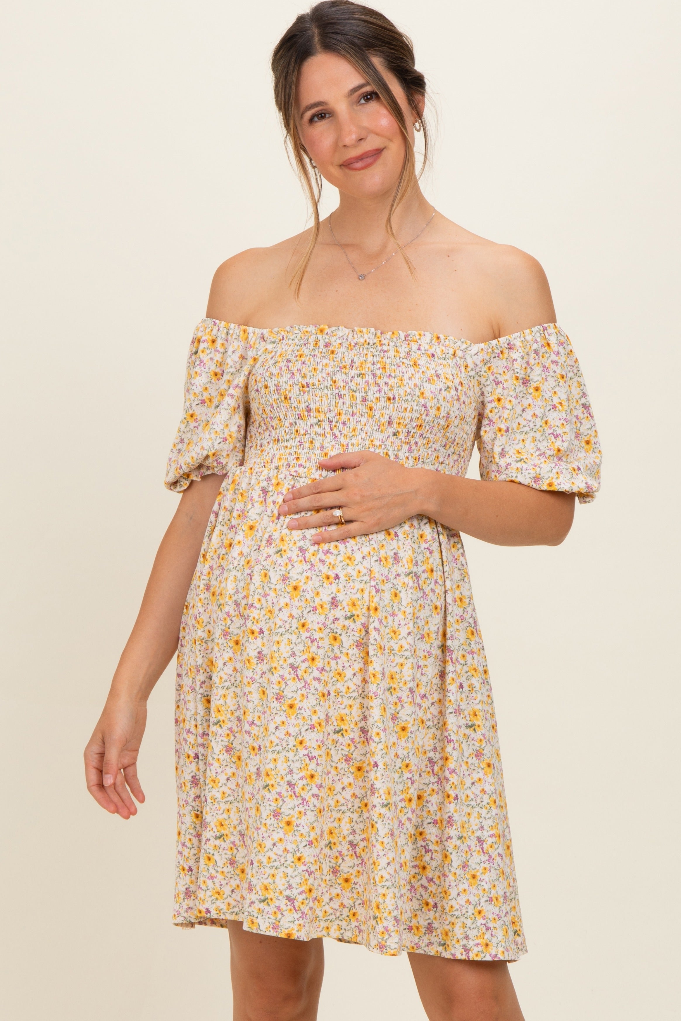 Gesmoktes Umstandskleid in Gelb mit Millefleurs-Print und Ballonärmeln