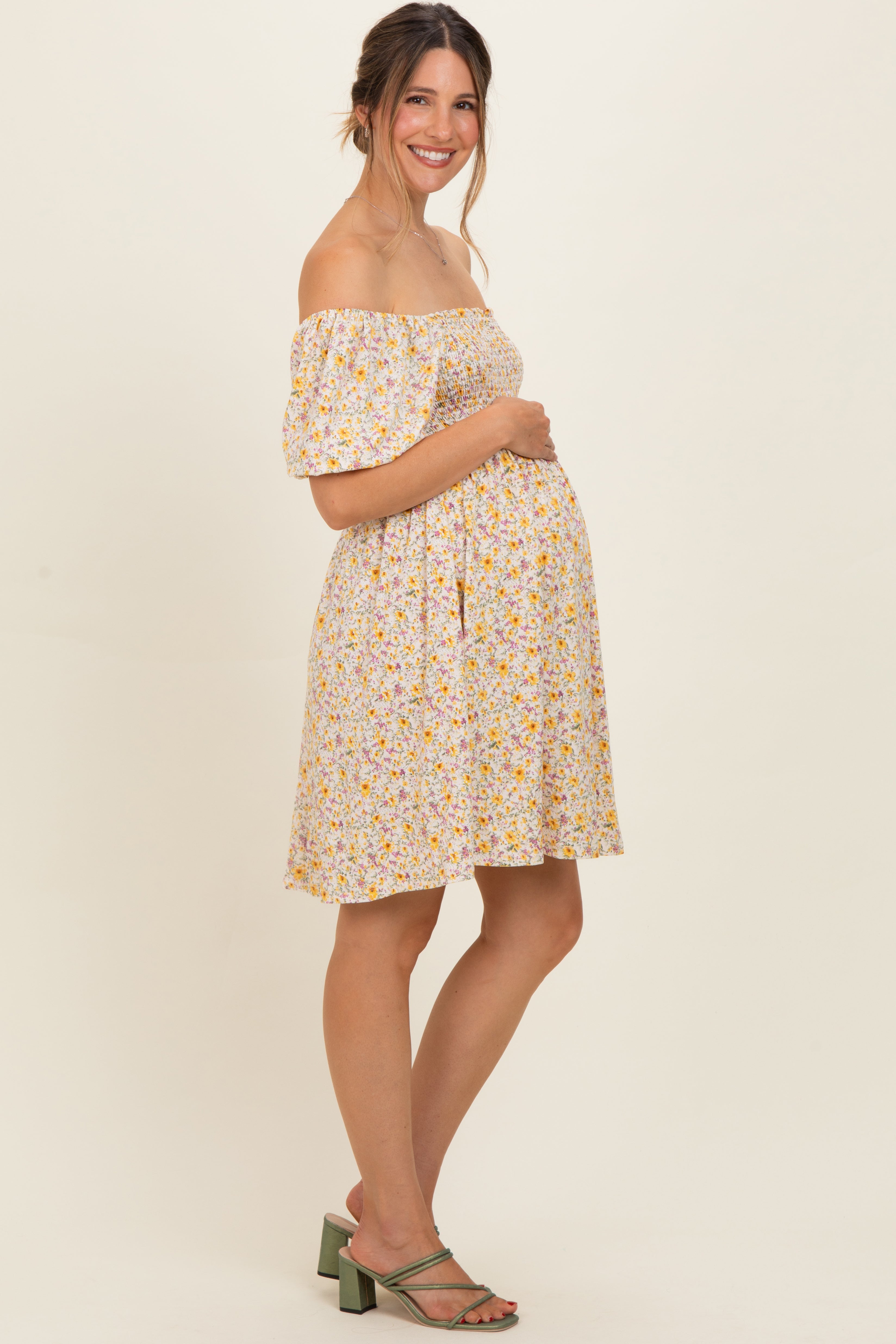 Gesmoktes Umstandskleid in Gelb mit Millefleurs-Print und Ballonärmeln