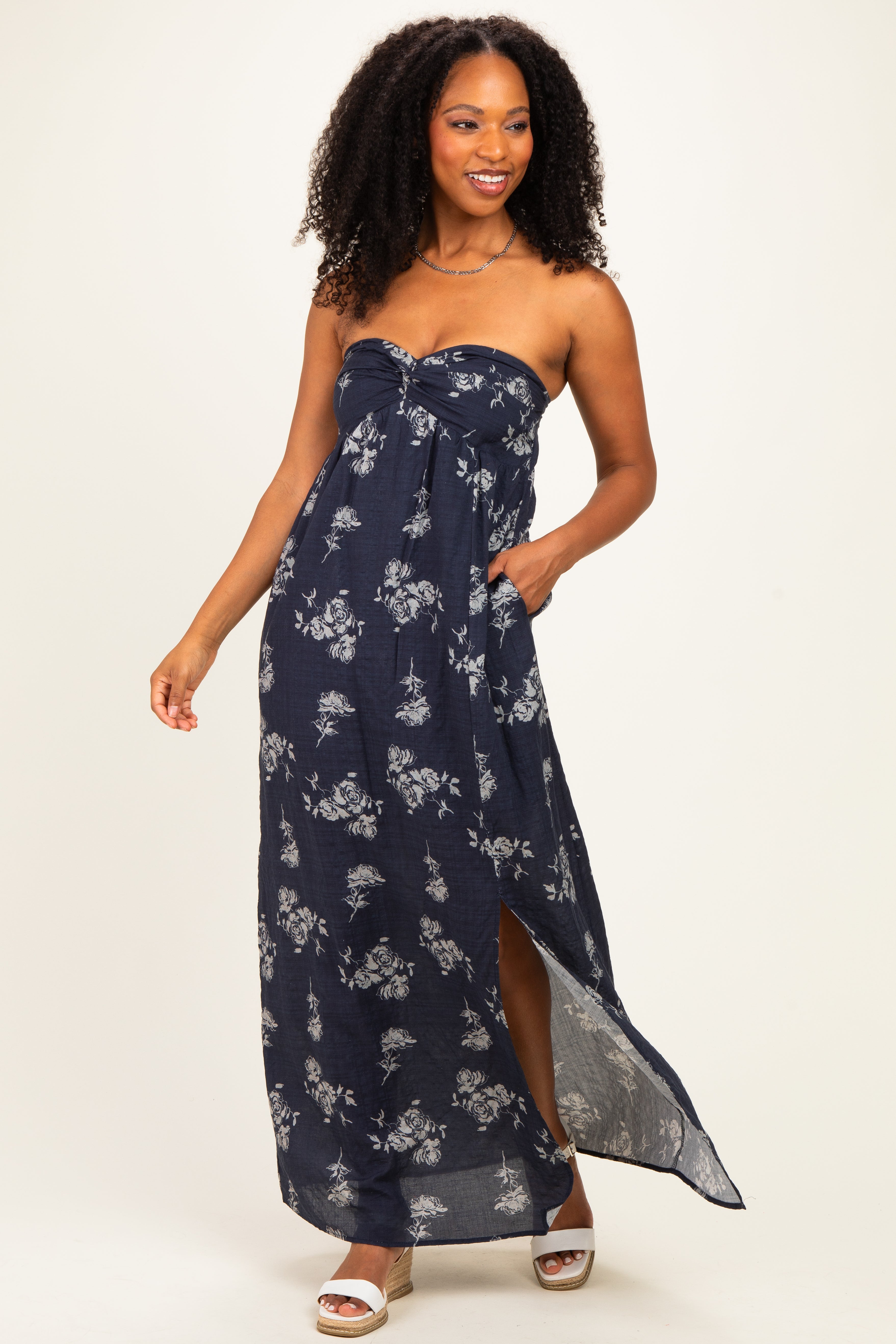Schulterfreies Umstandsmaxikleid mit Blumenmuster und Cut-out