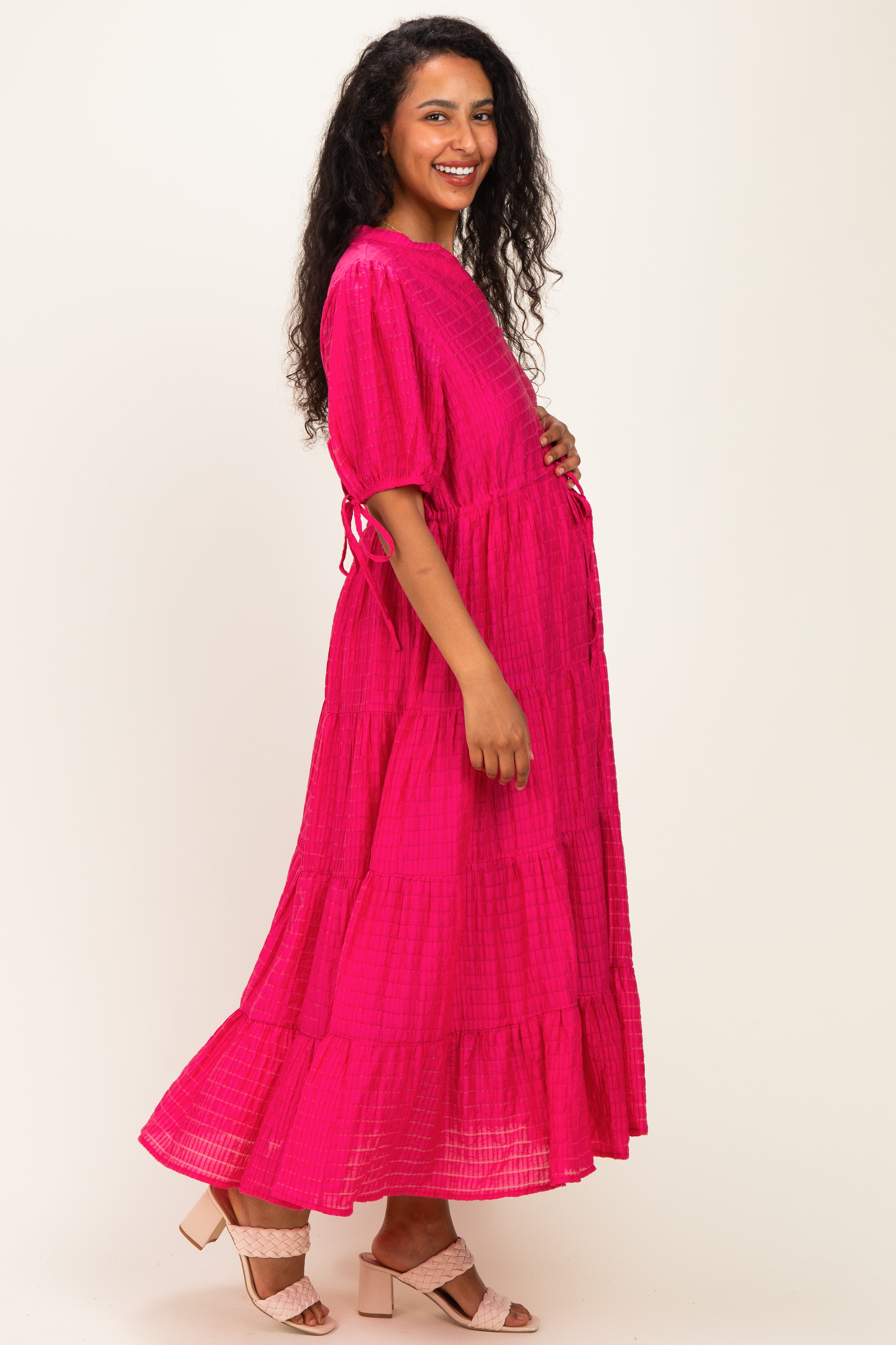 Fuchsiafarbenes gestuftes Umstands-Midikleid mit Tunnelzug in der Taille