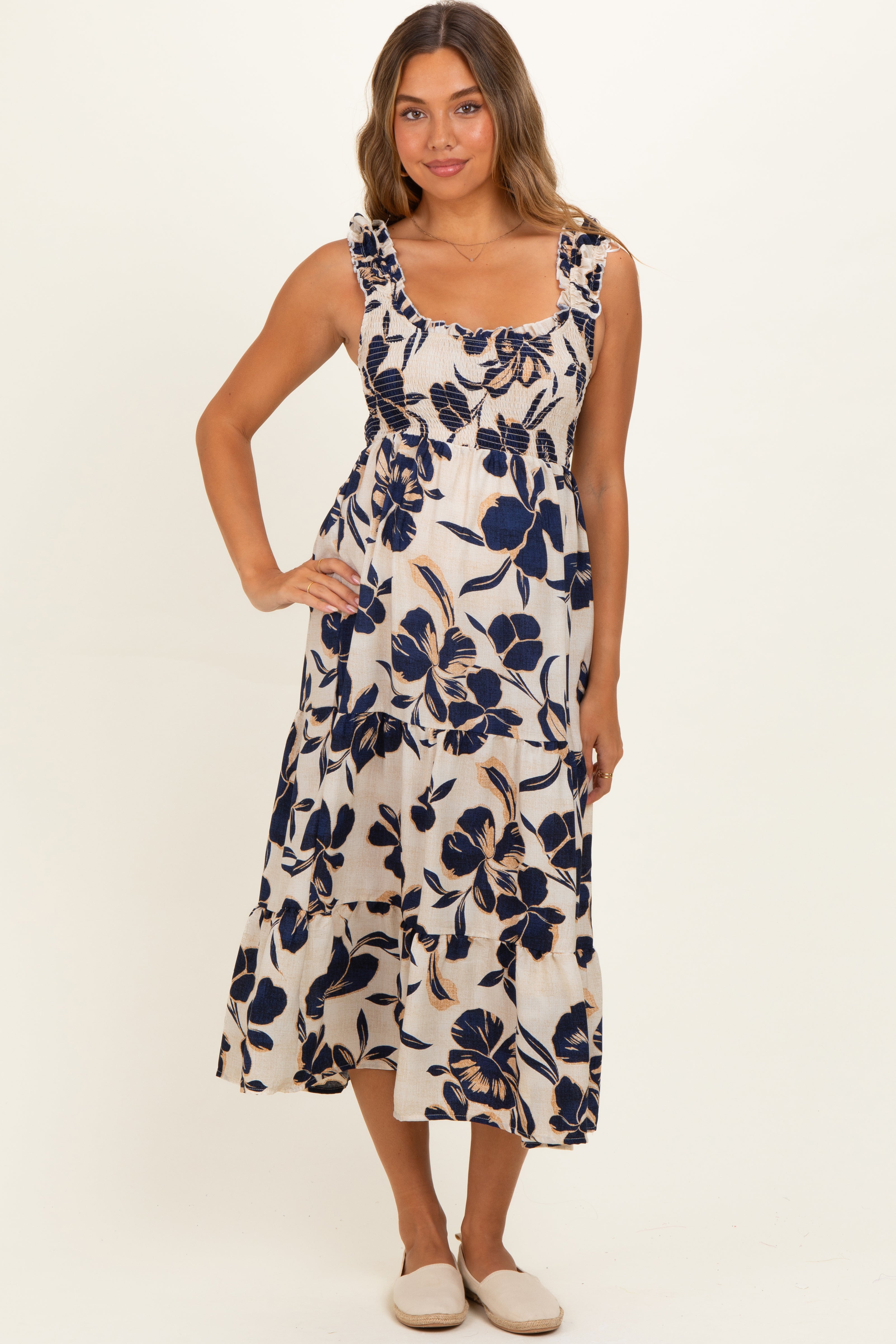 Umstands-Midikleid in Marineblau mit Blumenmuster, Smok-Design und Stufenrock