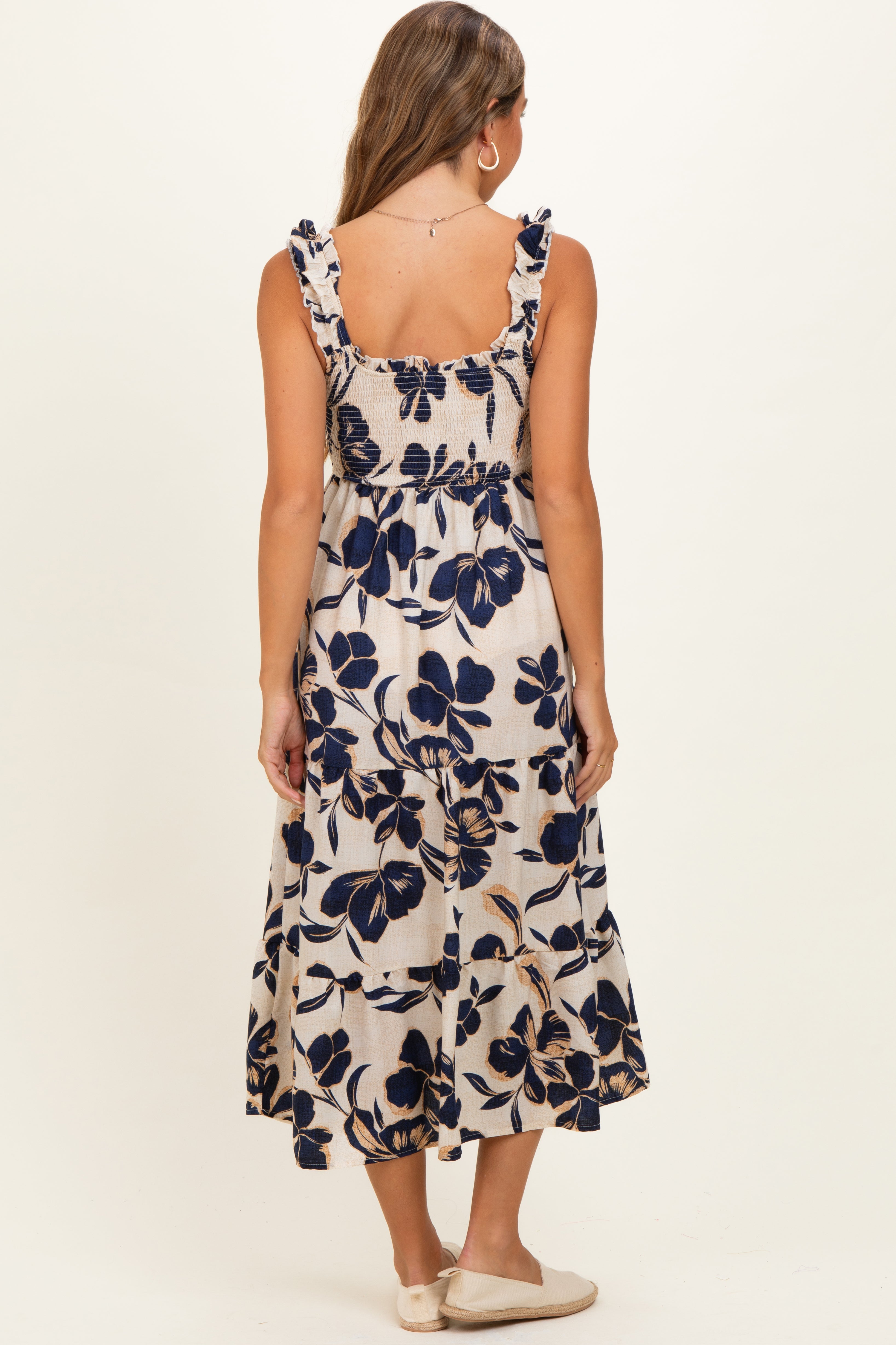 Umstands-Midikleid in Marineblau mit Blumenmuster, Smok-Design und Stufenrock