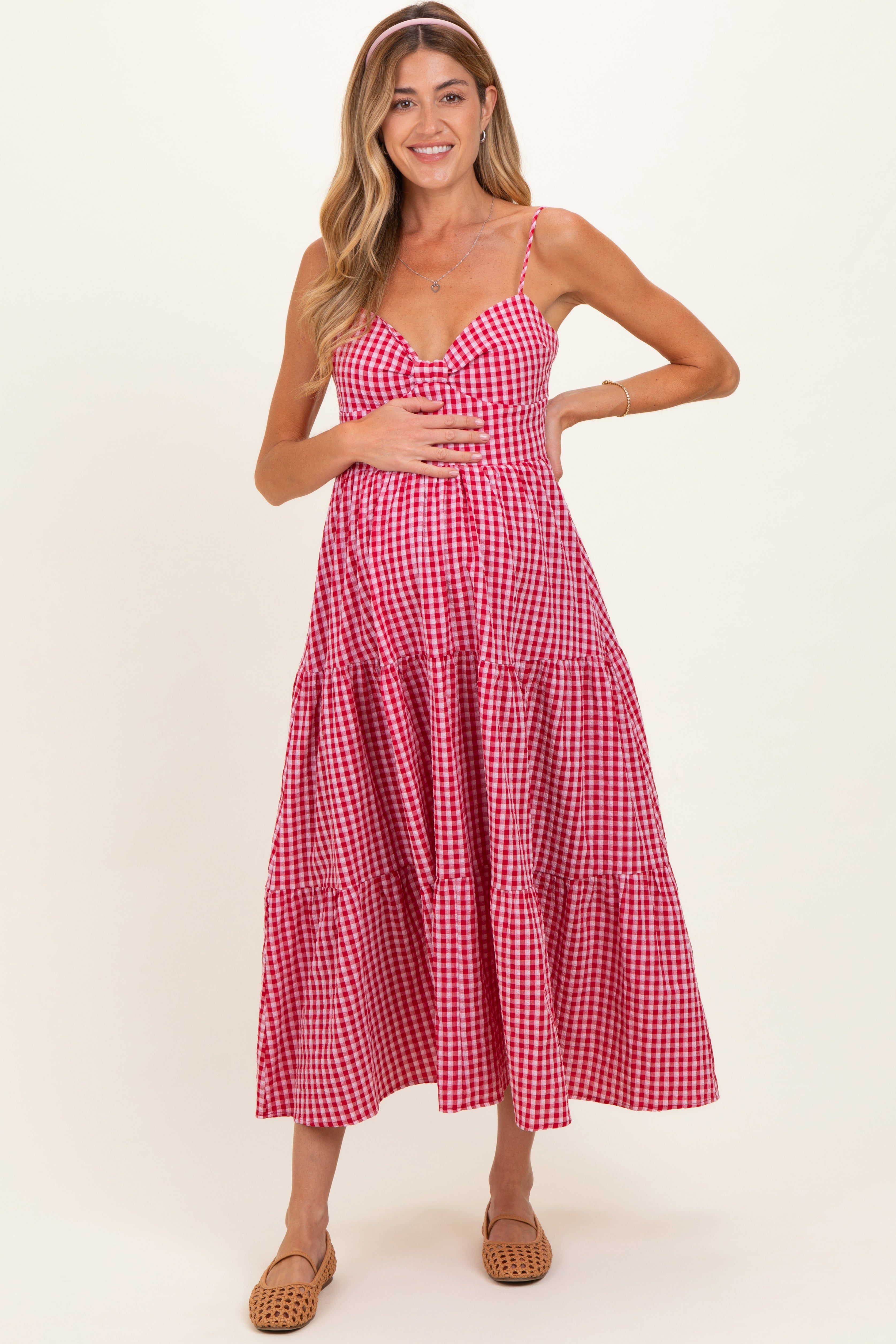 Umstands-Maxikleid in Rot mit Gingham-Karo, Cut-out, Rückenbindung und Stufenrock