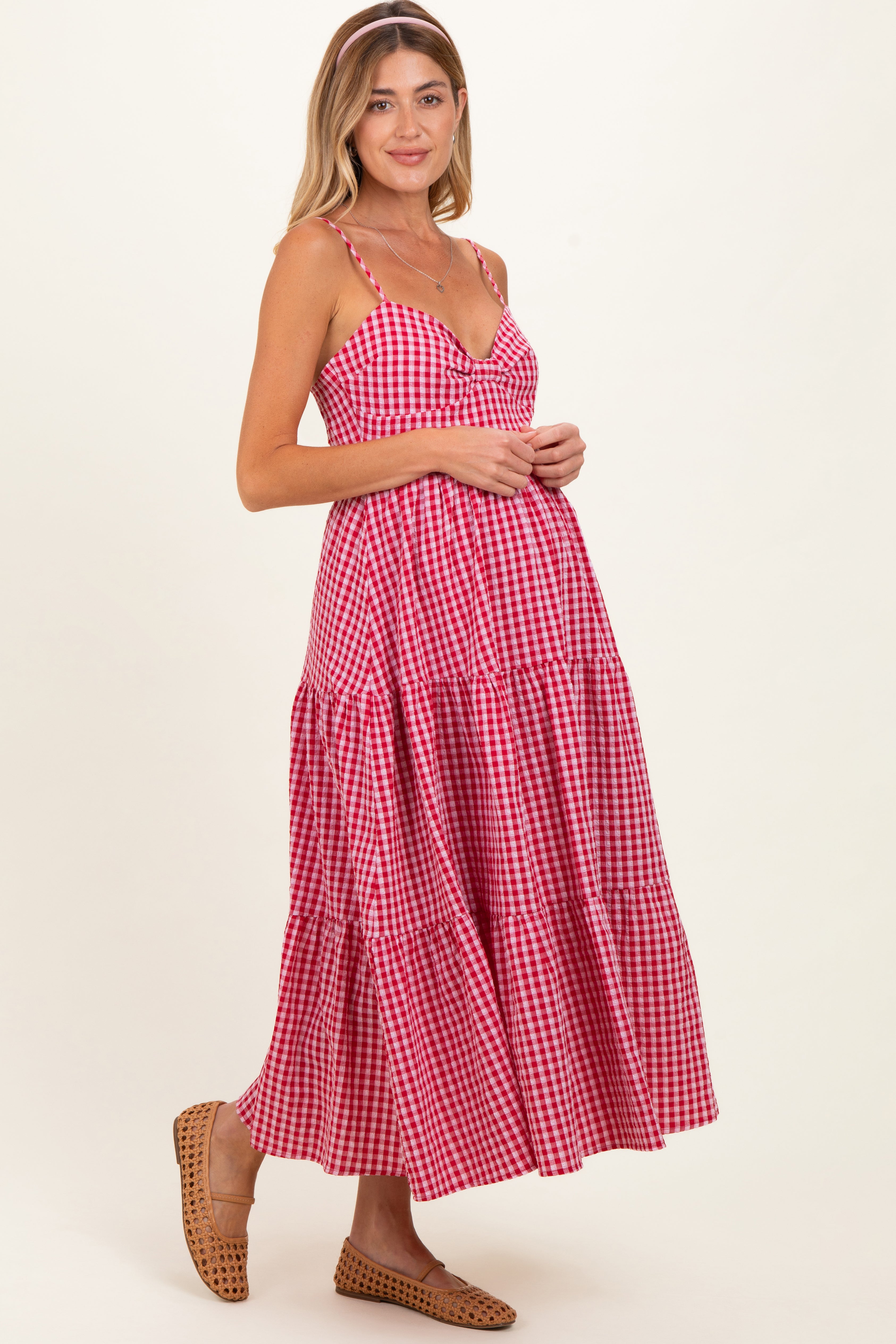 Umstands-Maxikleid in Rot mit Gingham-Karo, Cut-out, Rückenbindung und Stufenrock