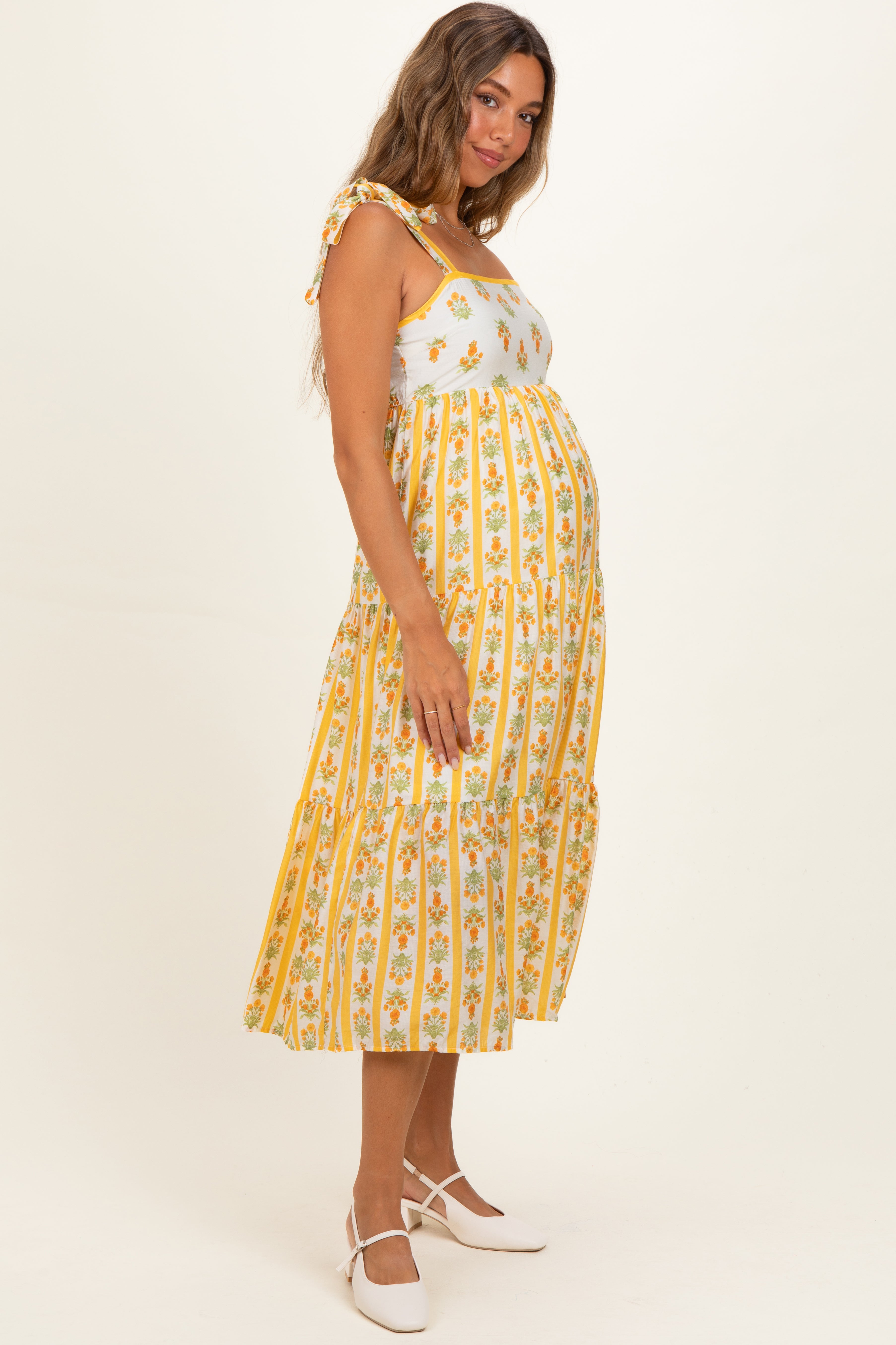 Umstands-Midikleid in Gelb mit Streifen, Blumenmuster und Schulterbindung