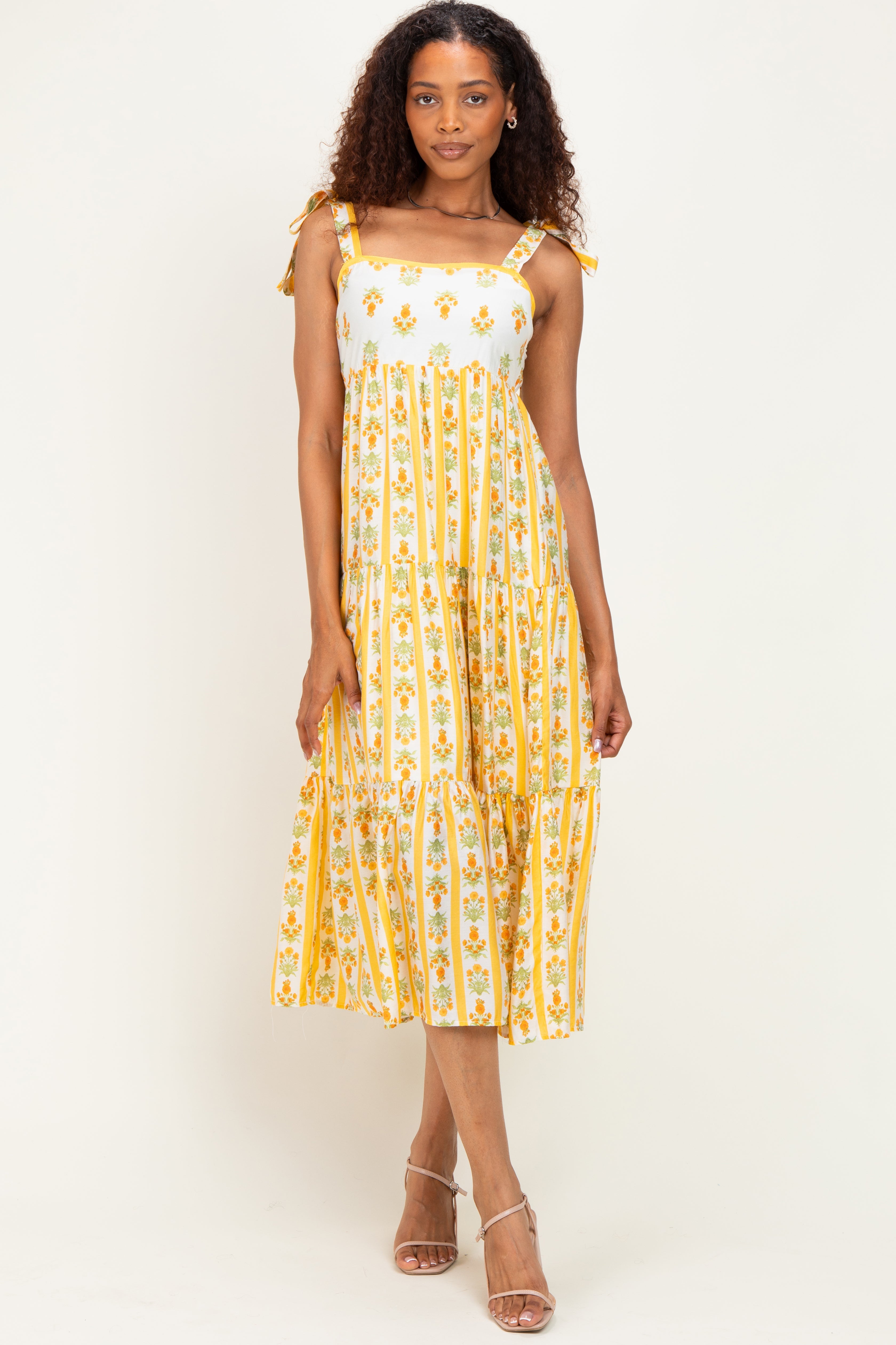 Umstands-Midikleid in Gelb mit Streifen, Blumenmuster und Schulterbindung