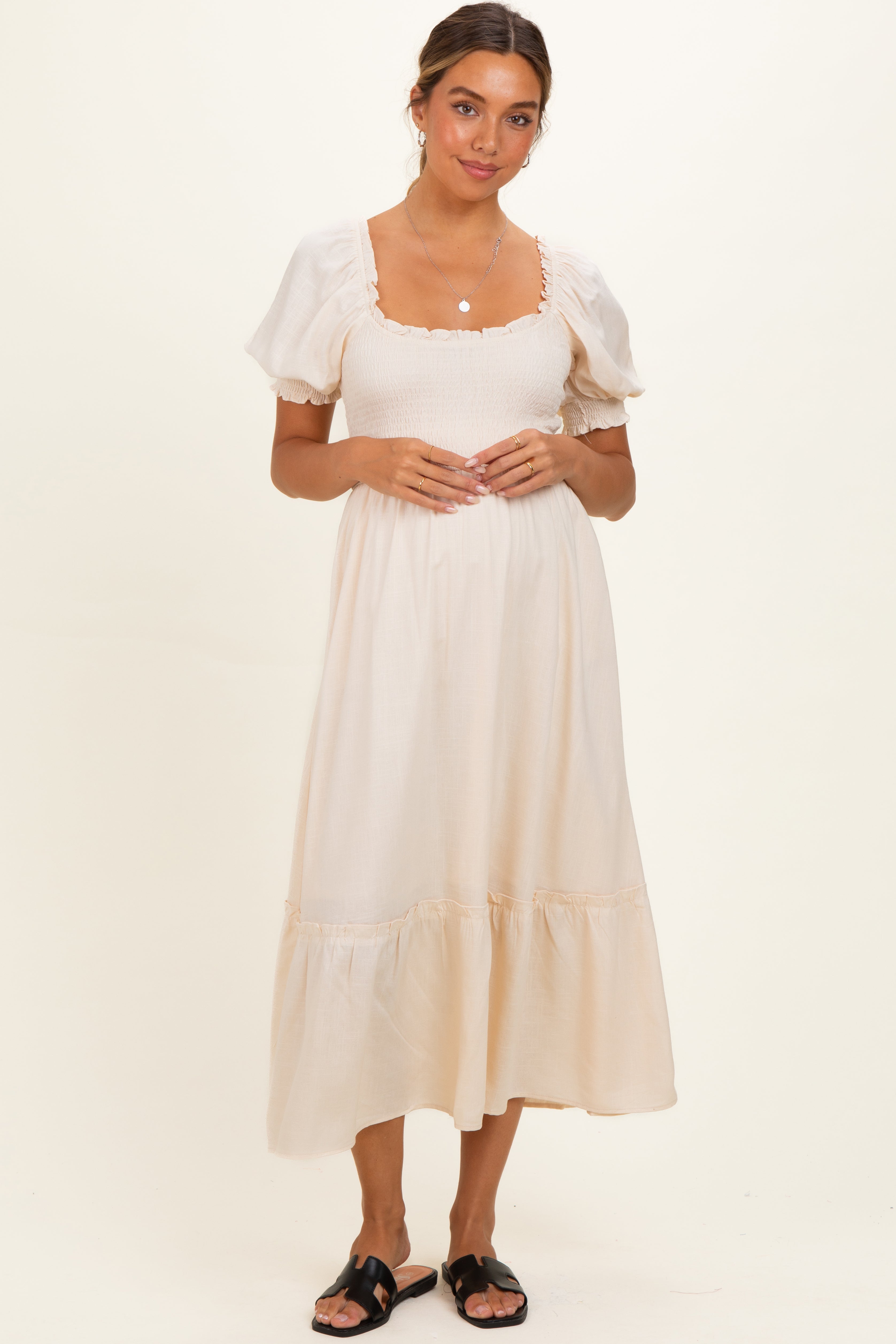Umstands-Midikleid in Creme mit Smok-Design, Puffärmeln und Rüschenbesatz