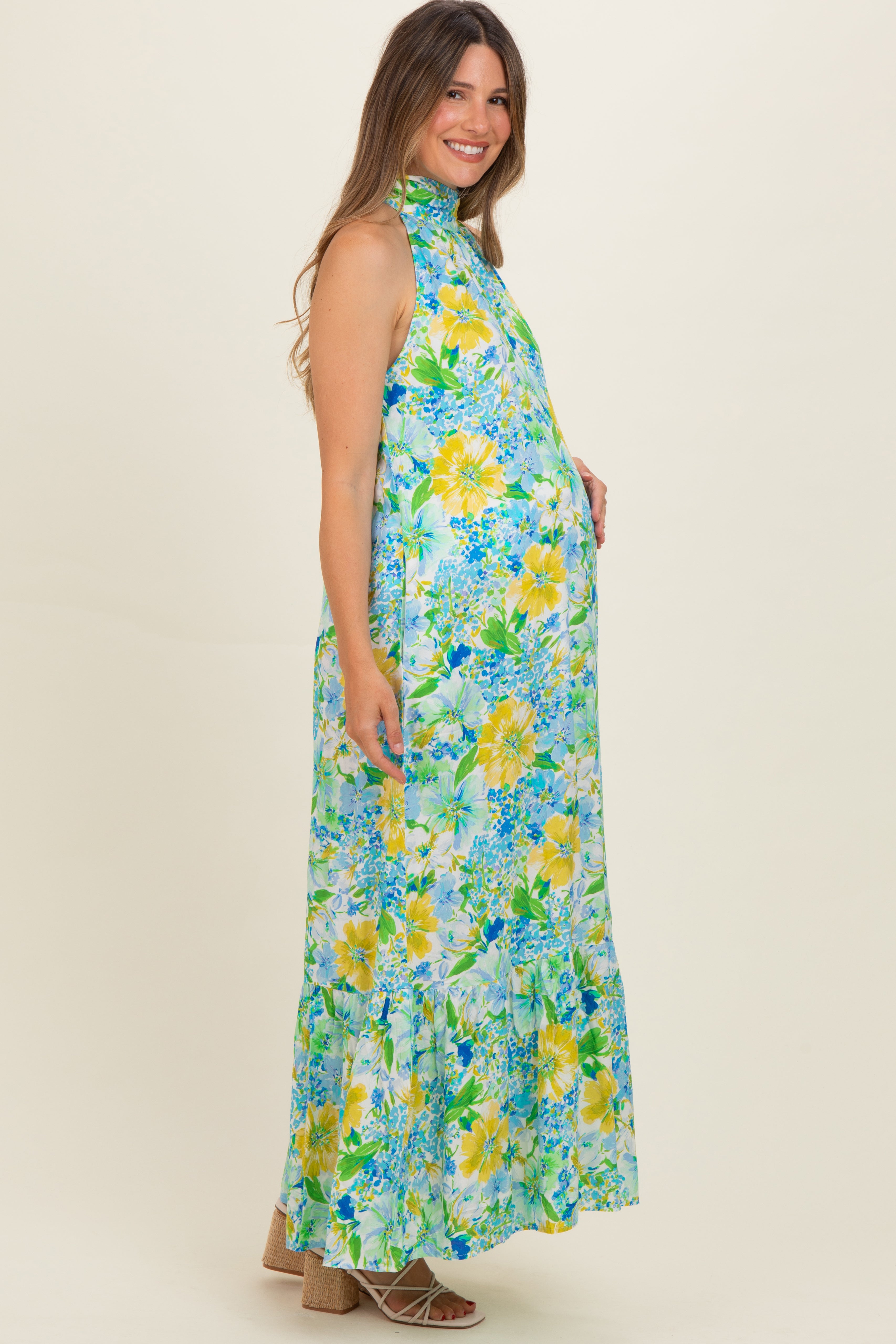 Blaues Umstands-Maxikleid mit Blumenmuster und Neckholder
