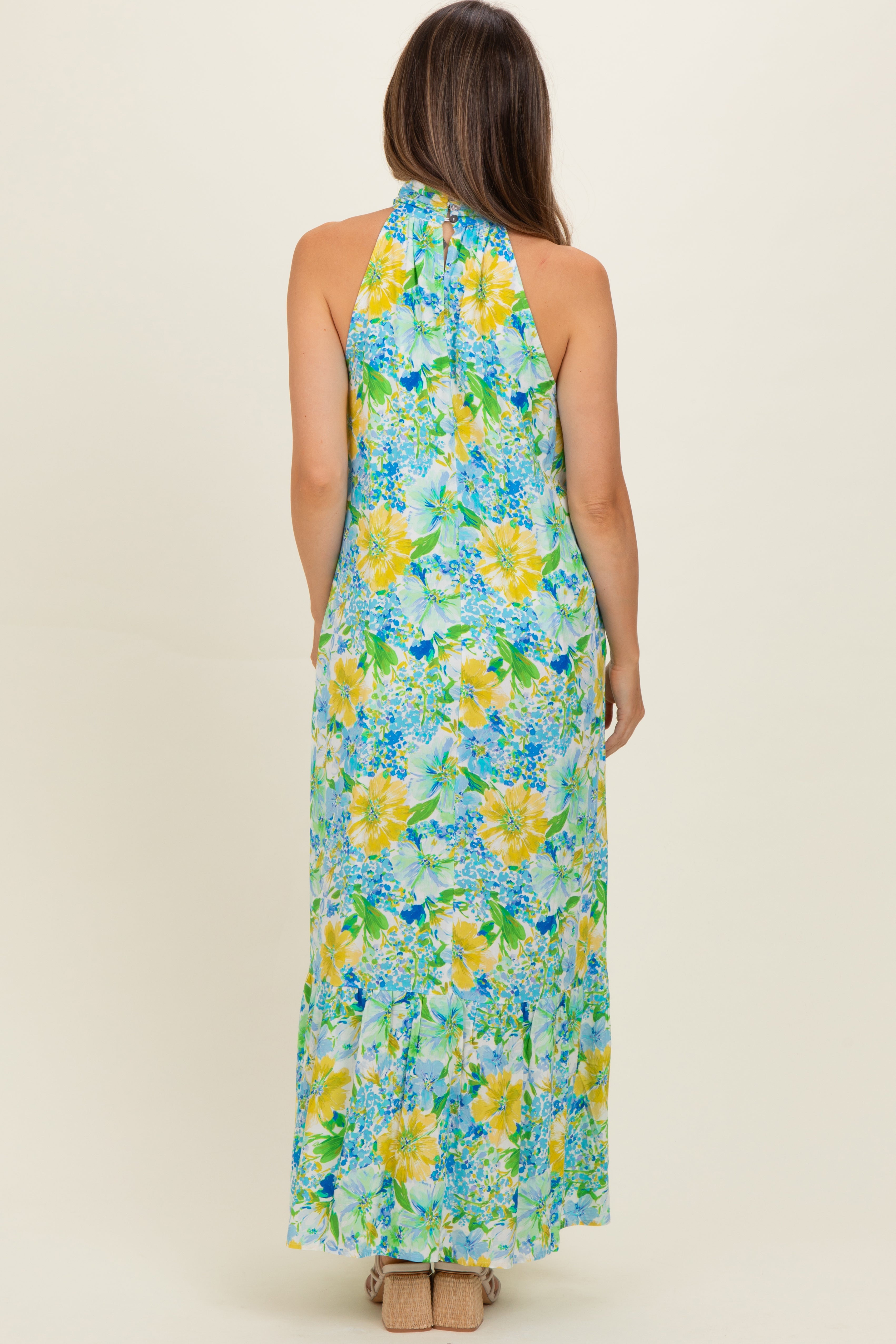 Blaues Umstands-Maxikleid mit Blumenmuster und Neckholder