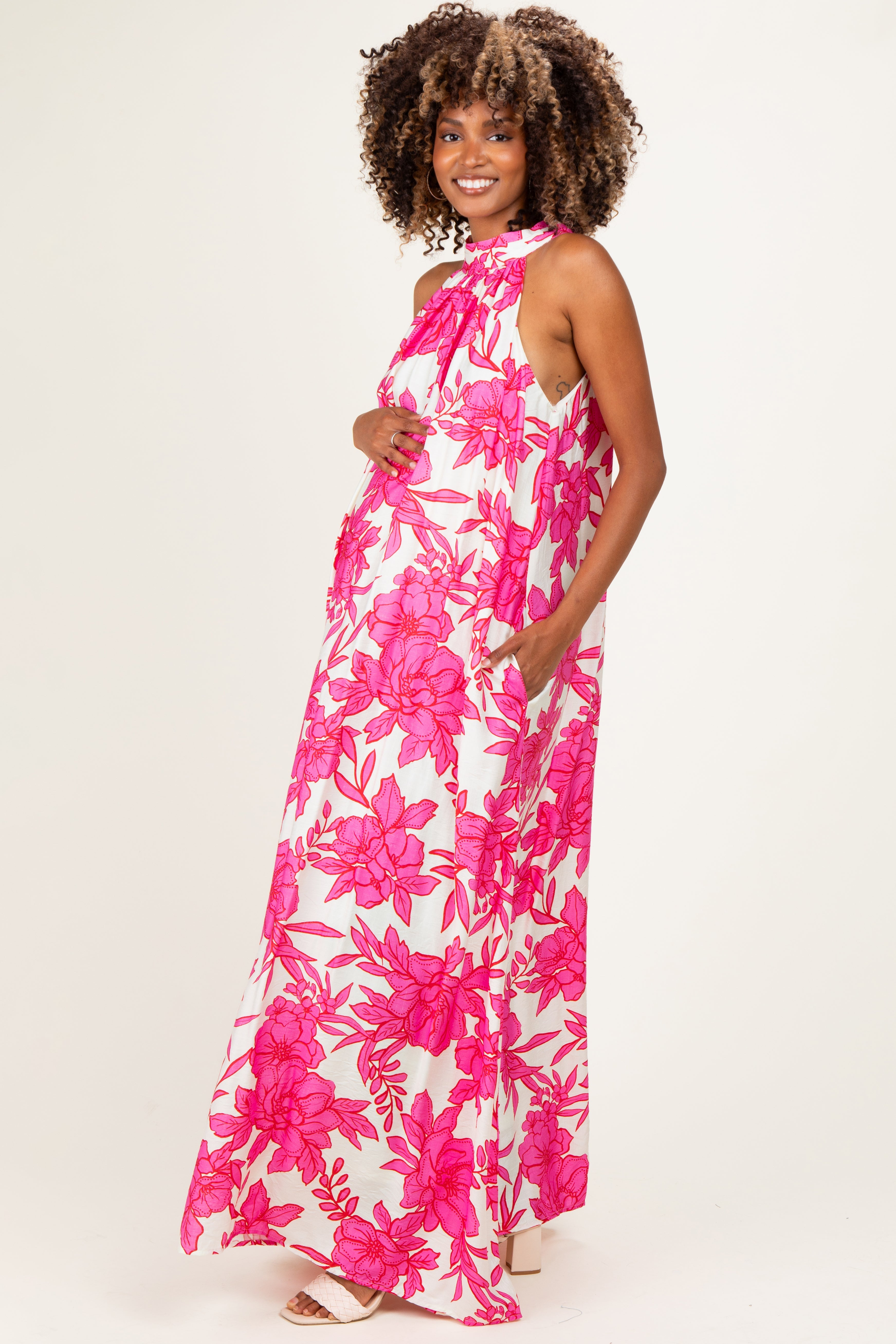 Geblümtes Umstands-Maxikleid mit Neckholder in Rosa