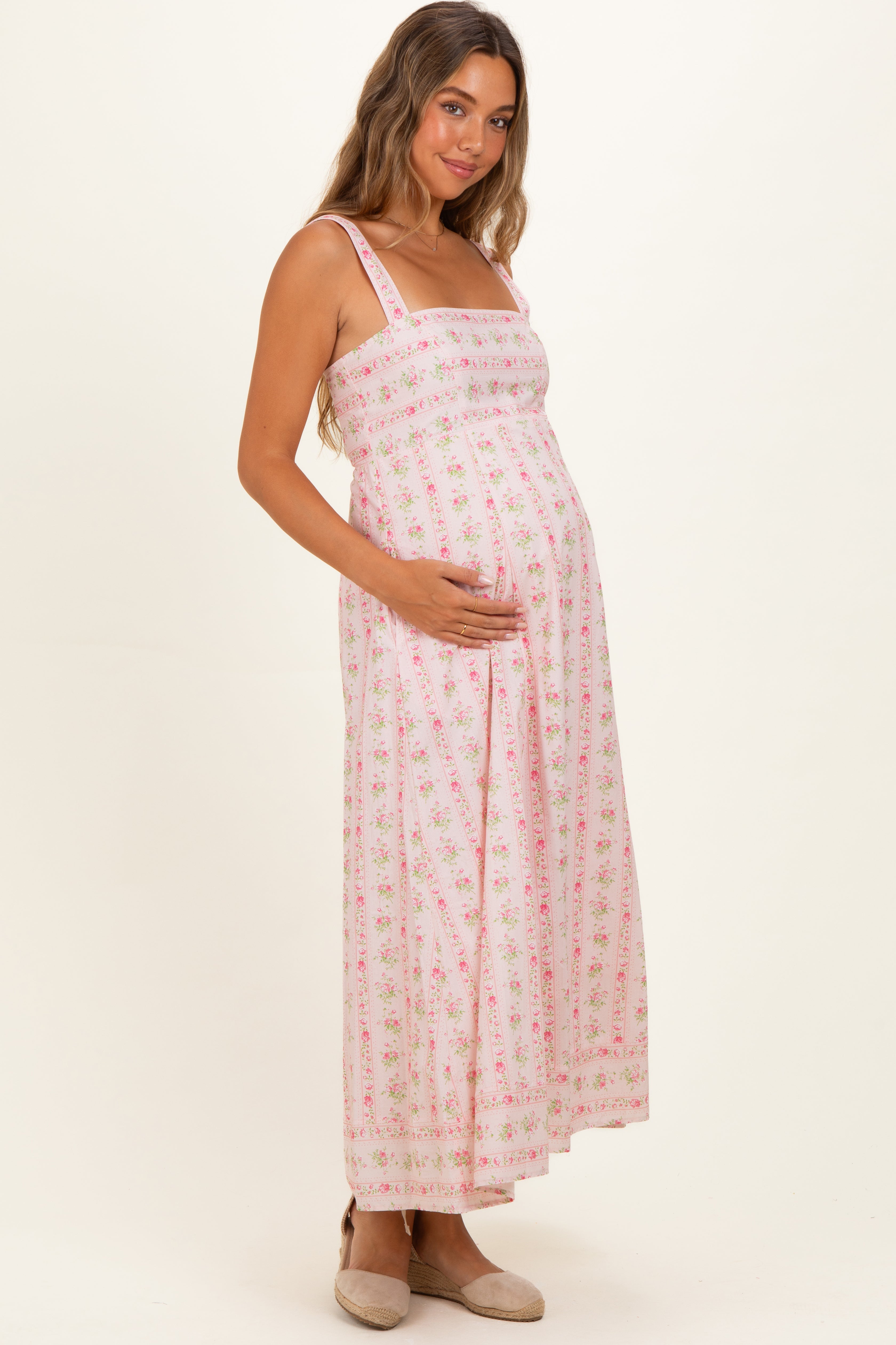 Umstands-Maxikleid in Rosa mit Pfingstrosen-Blumenmuster