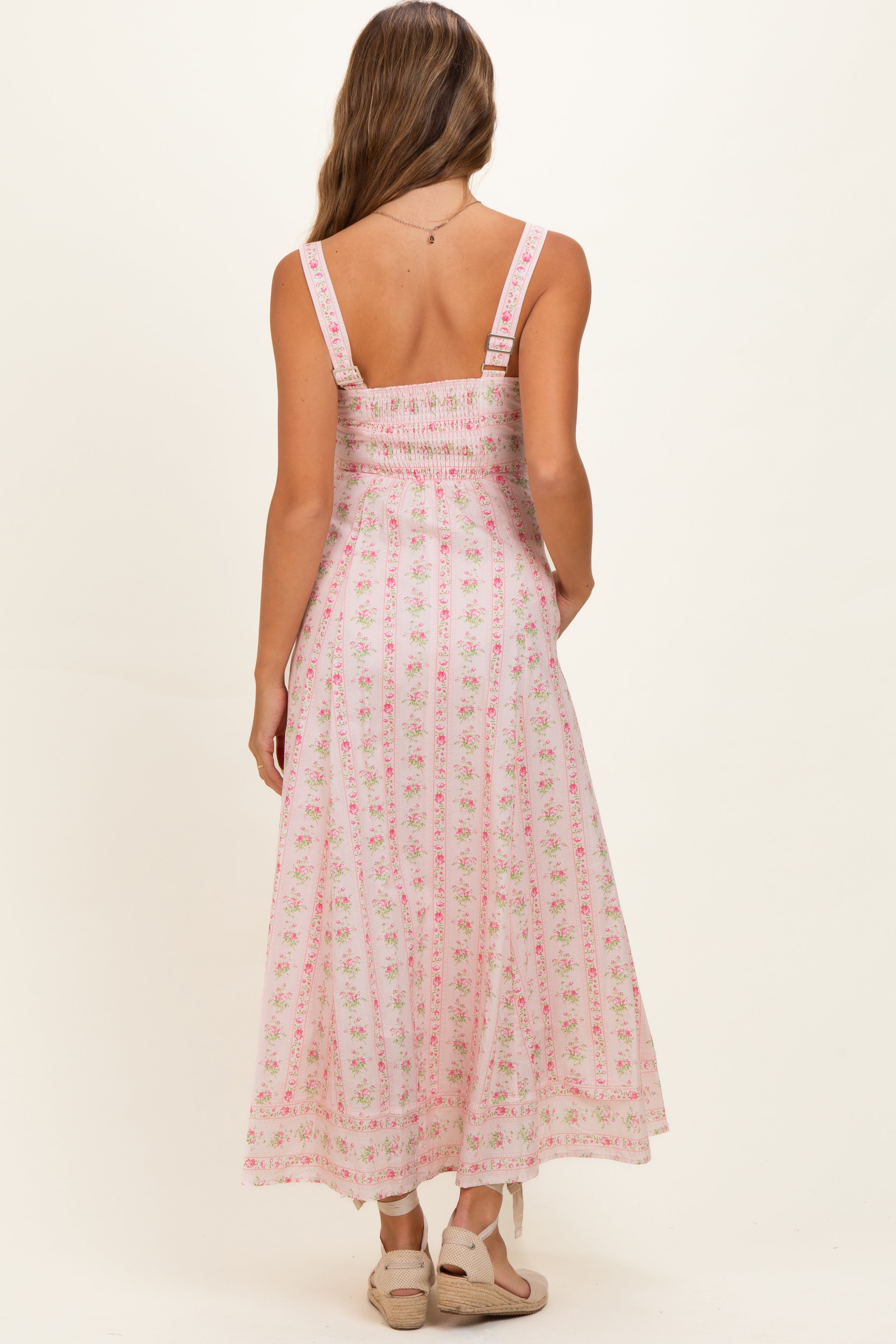 Umstands-Maxikleid in Rosa mit Pfingstrosen-Blumenmuster