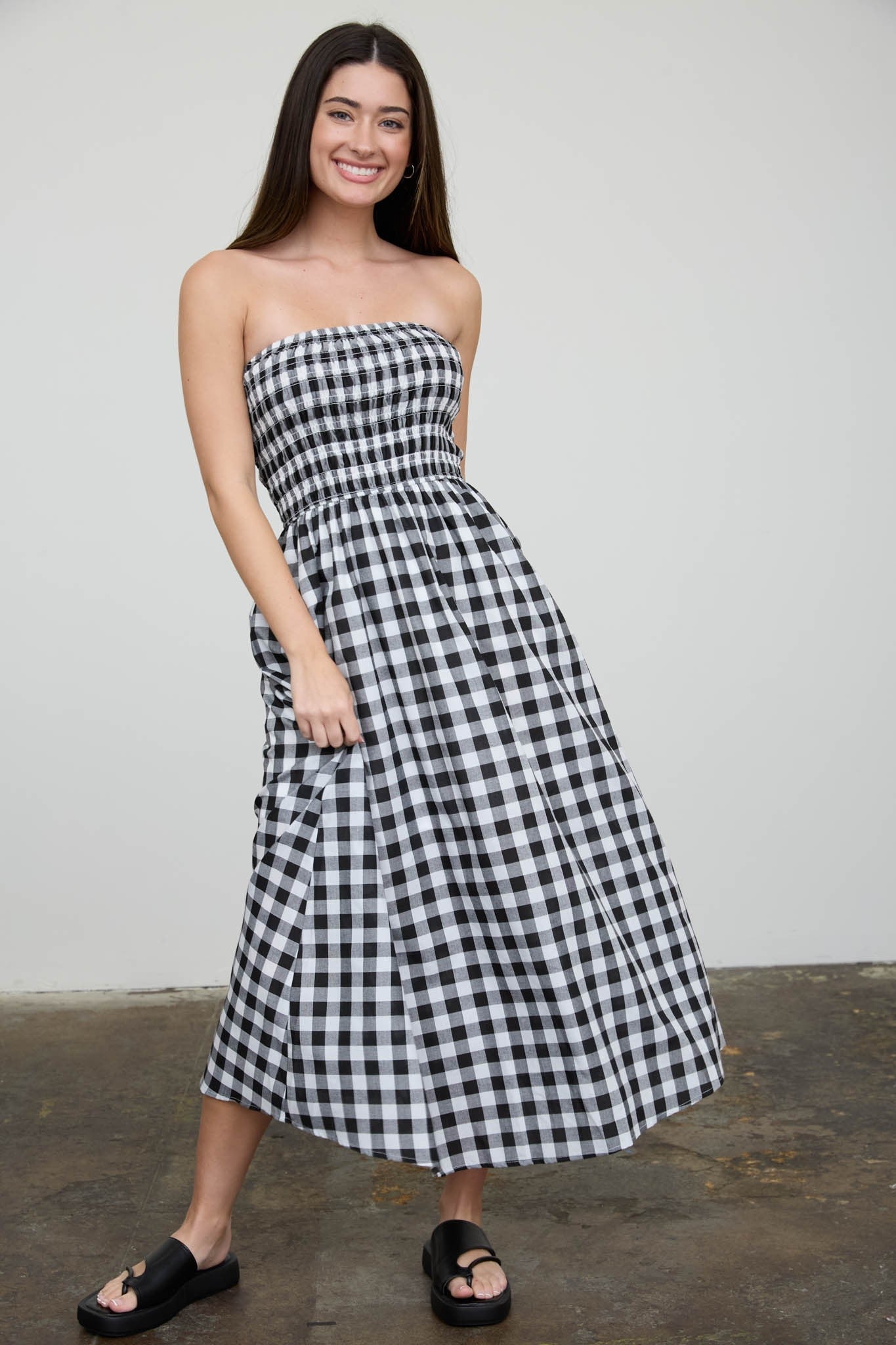 Schulterfreies Umstands-Midikleid mit Smok-Oberteil im schwarz-weißen Karomuster