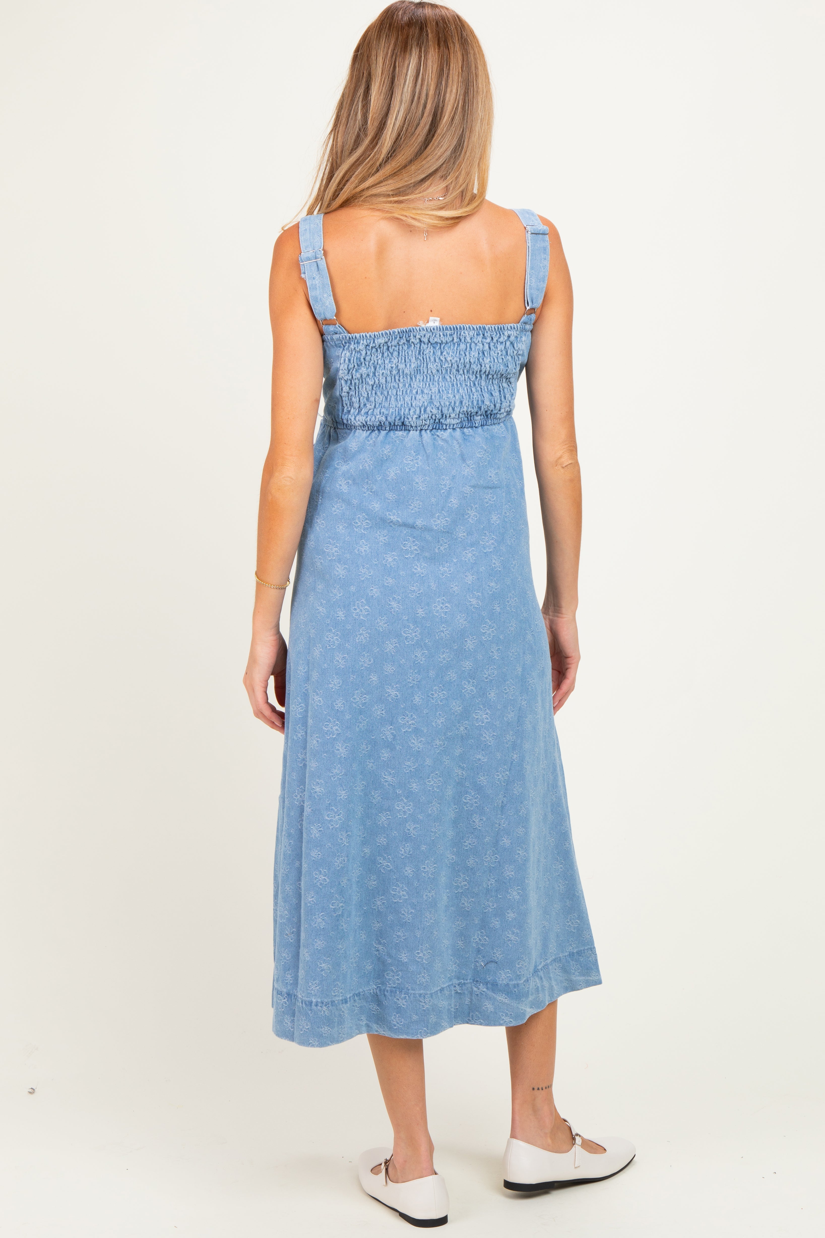 Geblümtes Umstands-Midikleid mit Knopfleiste in hellem Denim